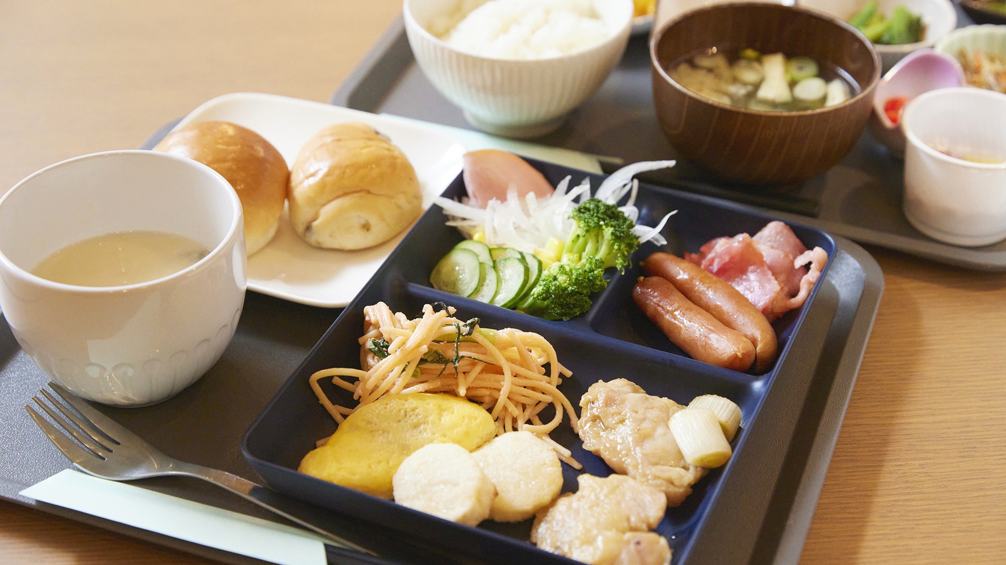 【約50種の朝食ブッフェ】ドリンクバー付き（料理一例。 5:30～10:00）