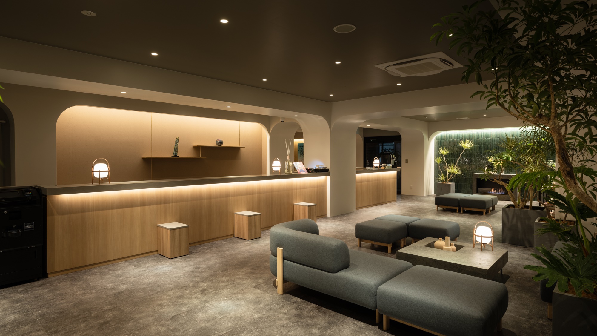 フロント チェックインカウンター　自動精算機もございます。