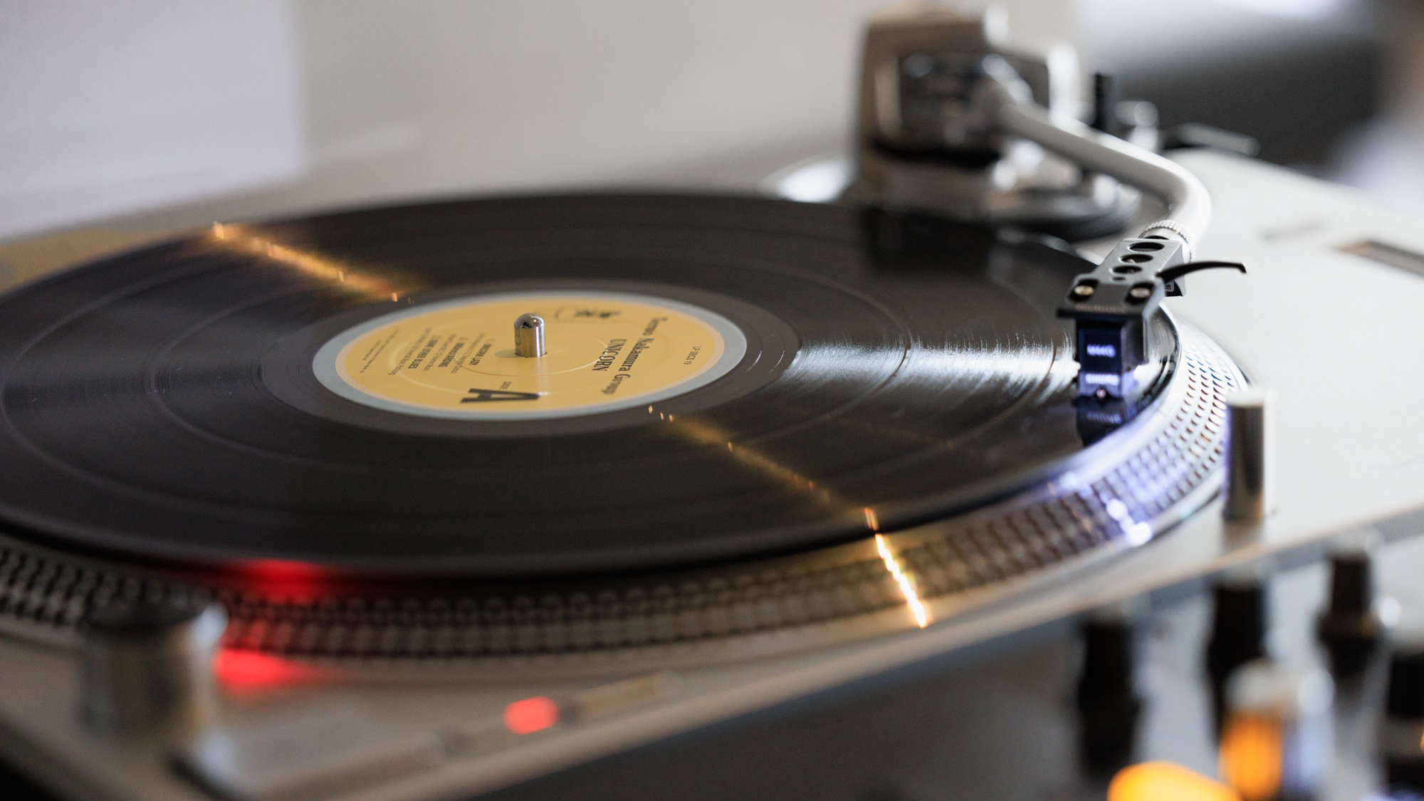 【五感の愉しみ】ターンテーブル　フロントに設置。その日の気分でオールジャンルの音楽を流しております