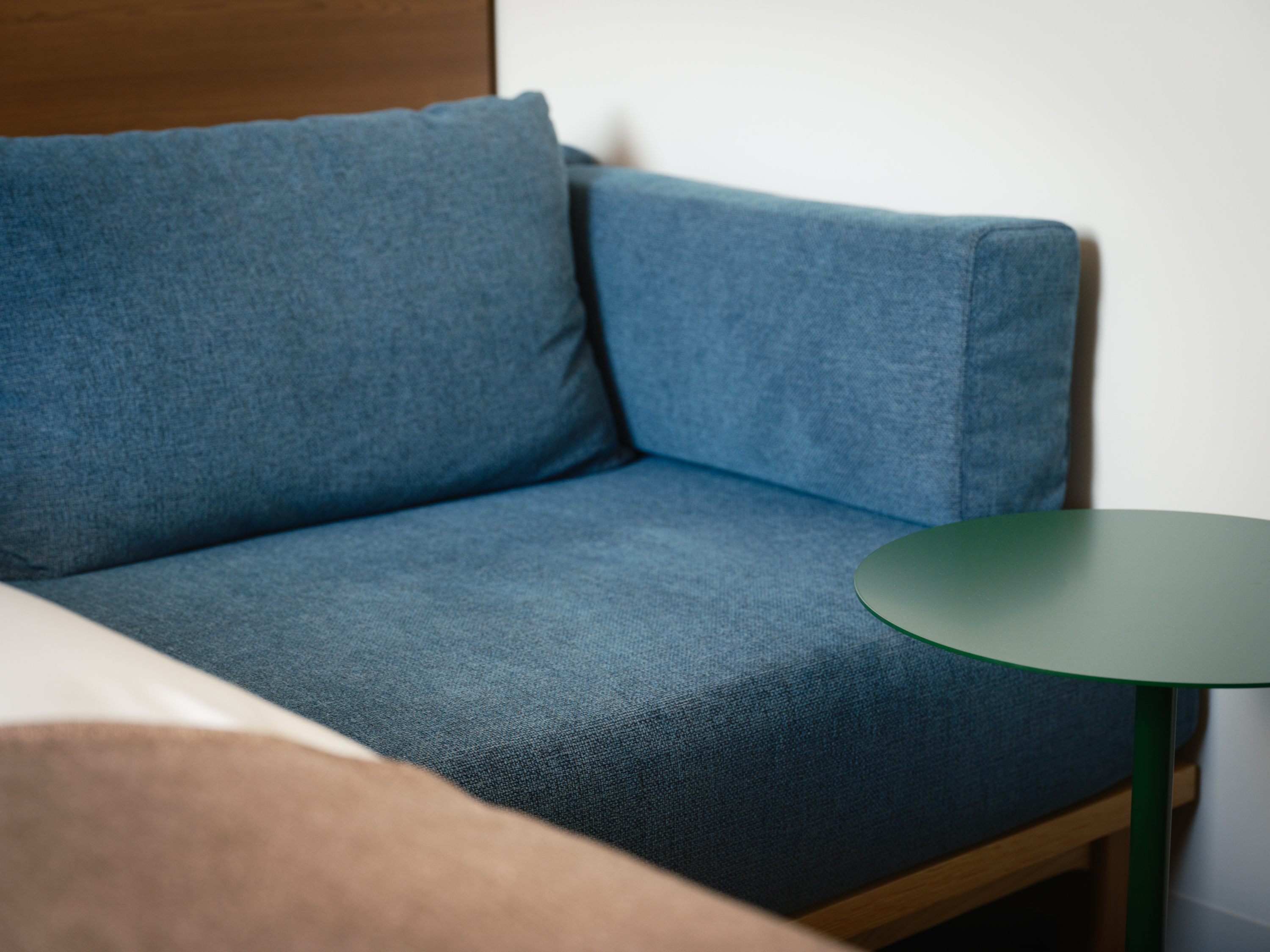 Concept昼┃客室１用ソファ。あぐらをかけるほどゆったりしてます。カリモク製