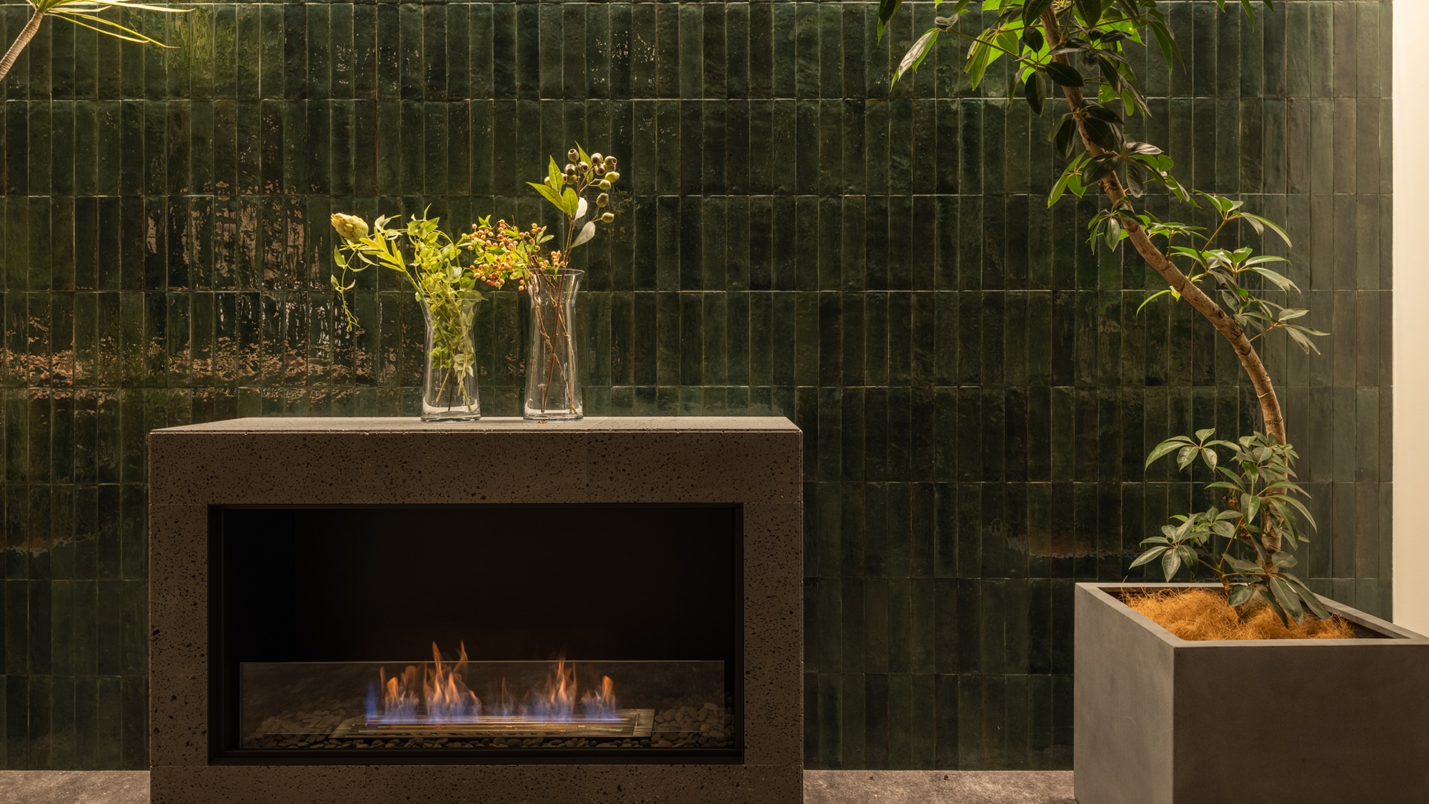 【五感の愉しみ】暖炉　ゆらめく炎を眺めながら寛ぎのひとときを（秋冬期間のみ稼働／バイオエタノール）