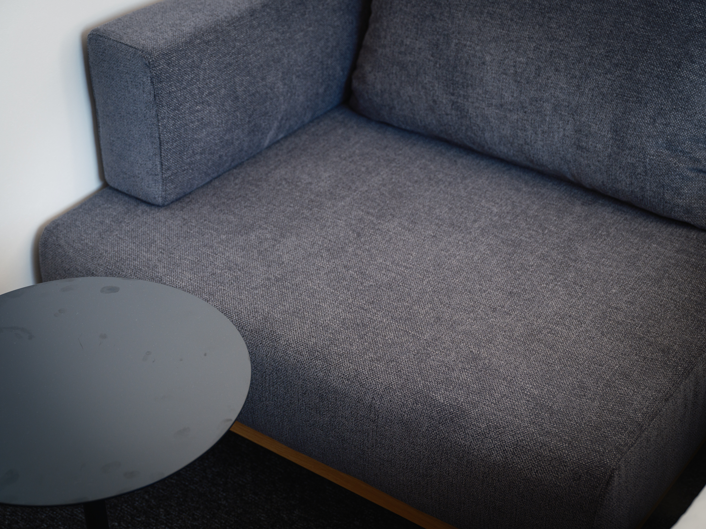 Concept夜┃客室の１用ソファ。あぐらをかけるほどゆったりしてます。