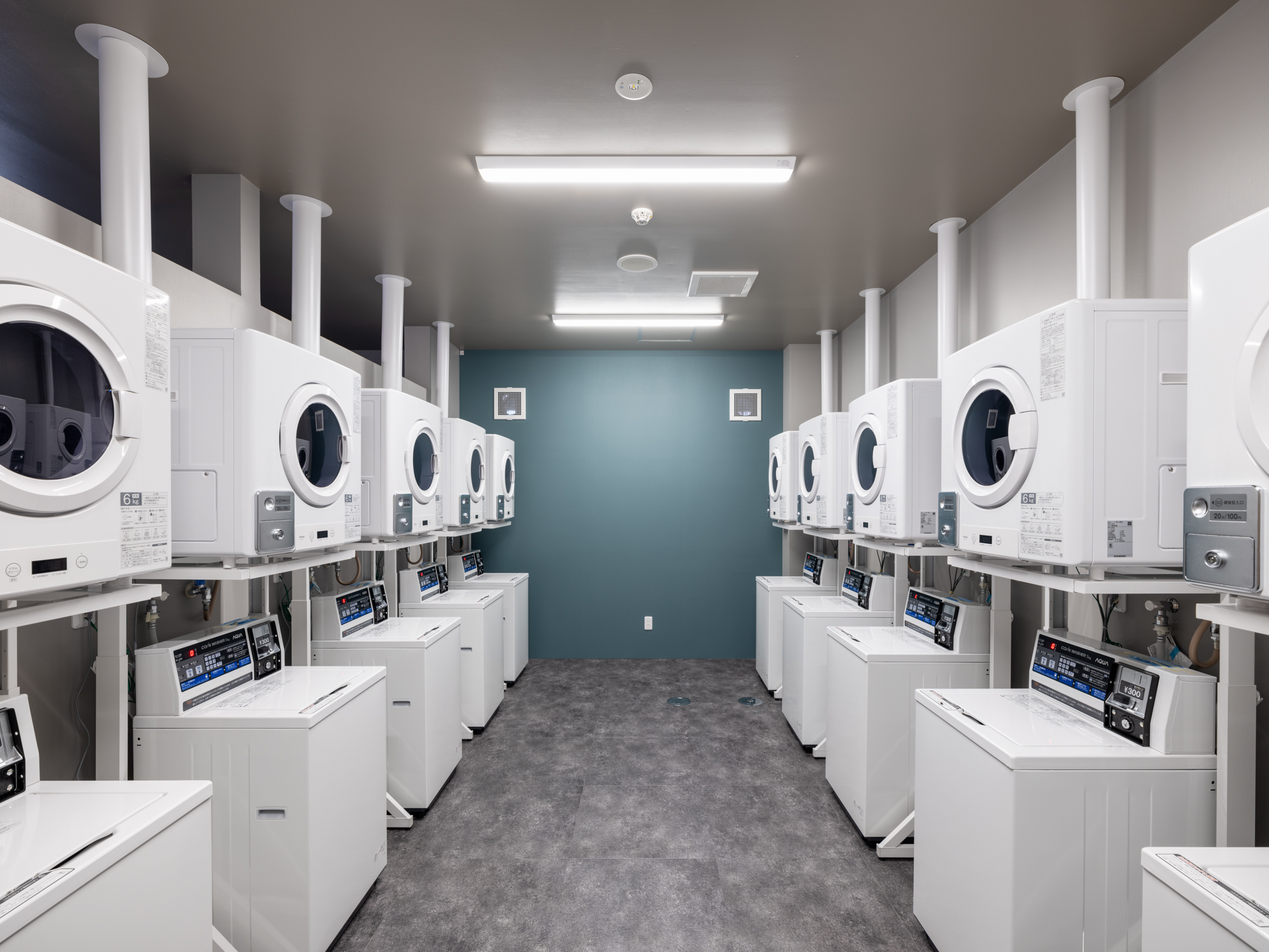ランドリールーム　洗濯機・乾燥機は各１０台揃えております。