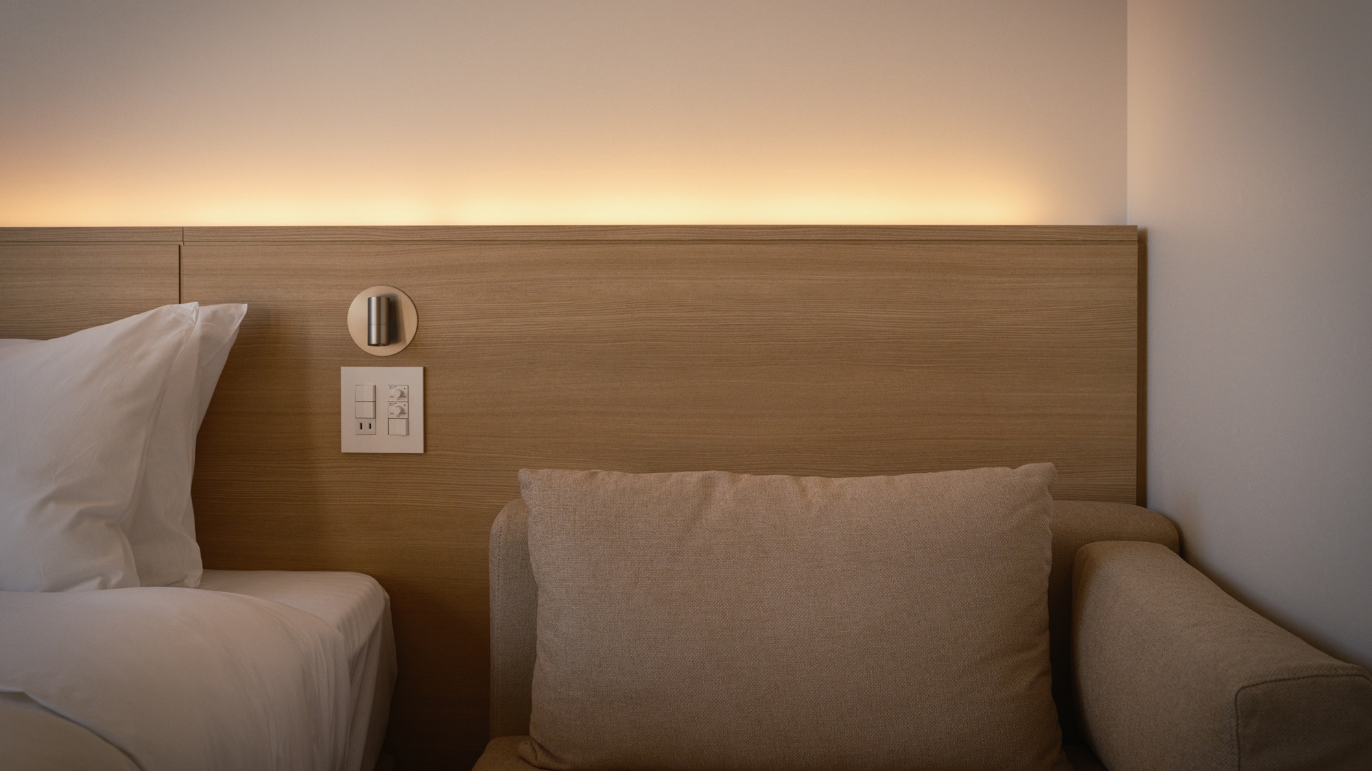 Concept朝-Mane-┃客室内カリモク製ソファ。あぐらをかけるほどのゆったりサイズ