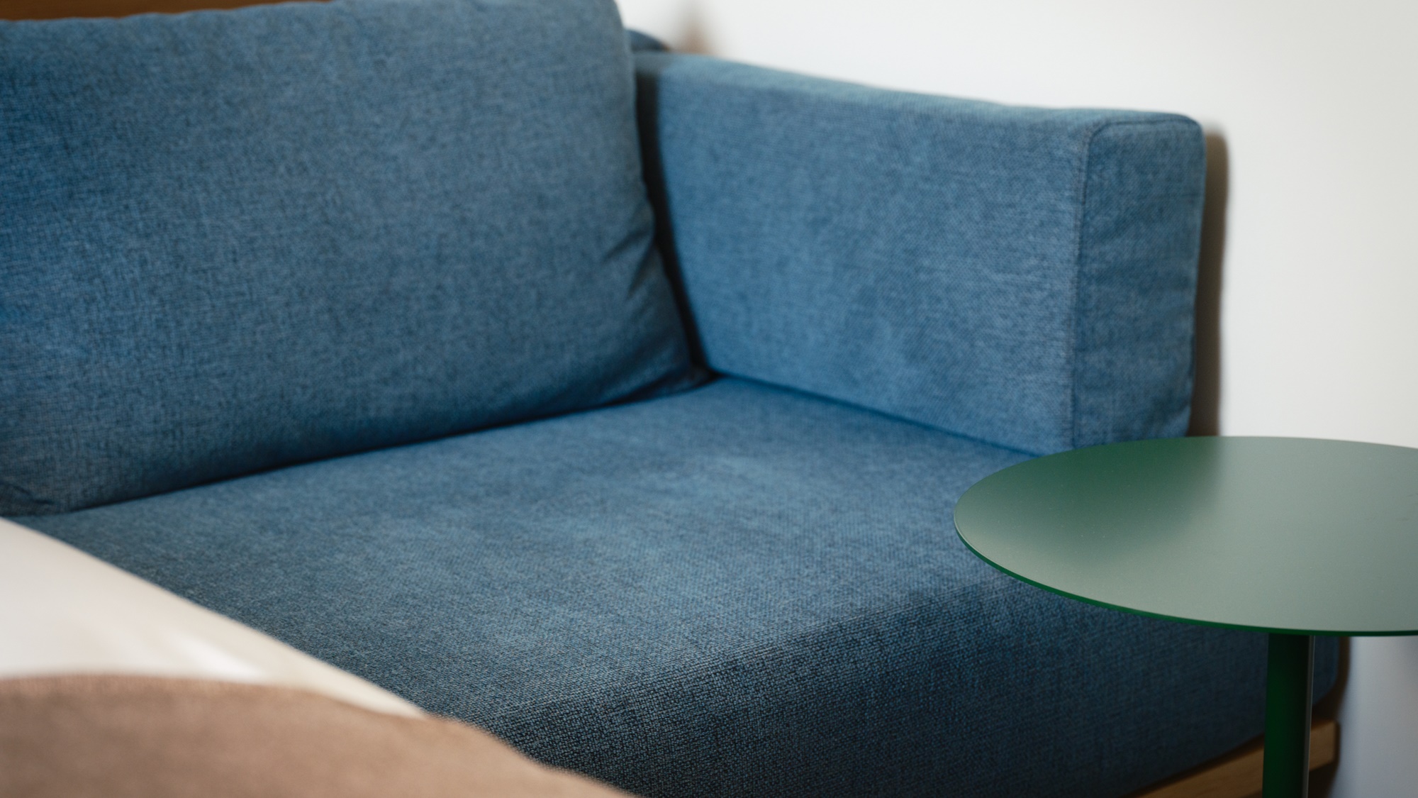 Concept昼-Dies-┃客室内カリモク製ソファ。あぐらをかけるほどゆったりしてます