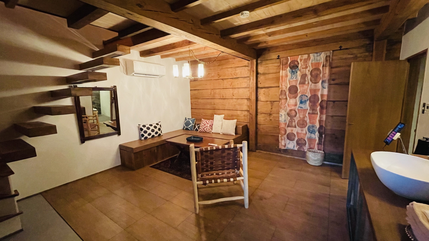 【1日1組限定】蔵を改装したバスとベッドがメインの空間で「蔵ごもり」という特別な体験を