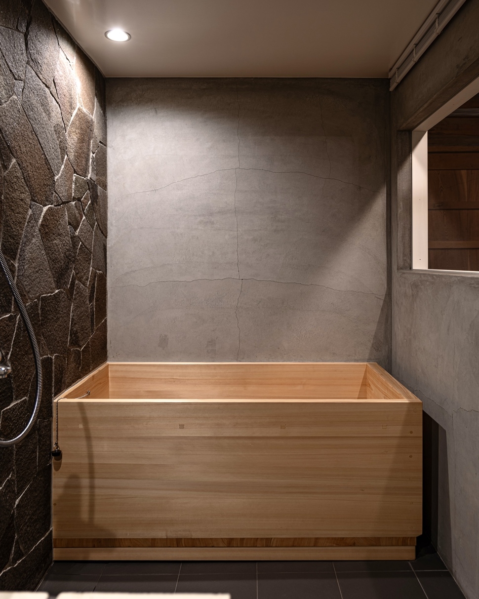 【1日1組限定】蔵を改装したバスとベッドがメインの空間で「蔵ごもり」という特別な体験を