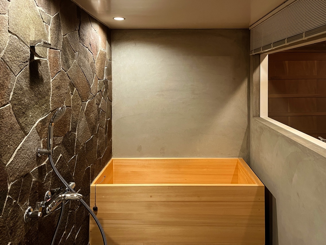 【1日1組限定】日本の蔵を改装したバスとベッドがメインの空間で「蔵ごもり」という特別な体験を。