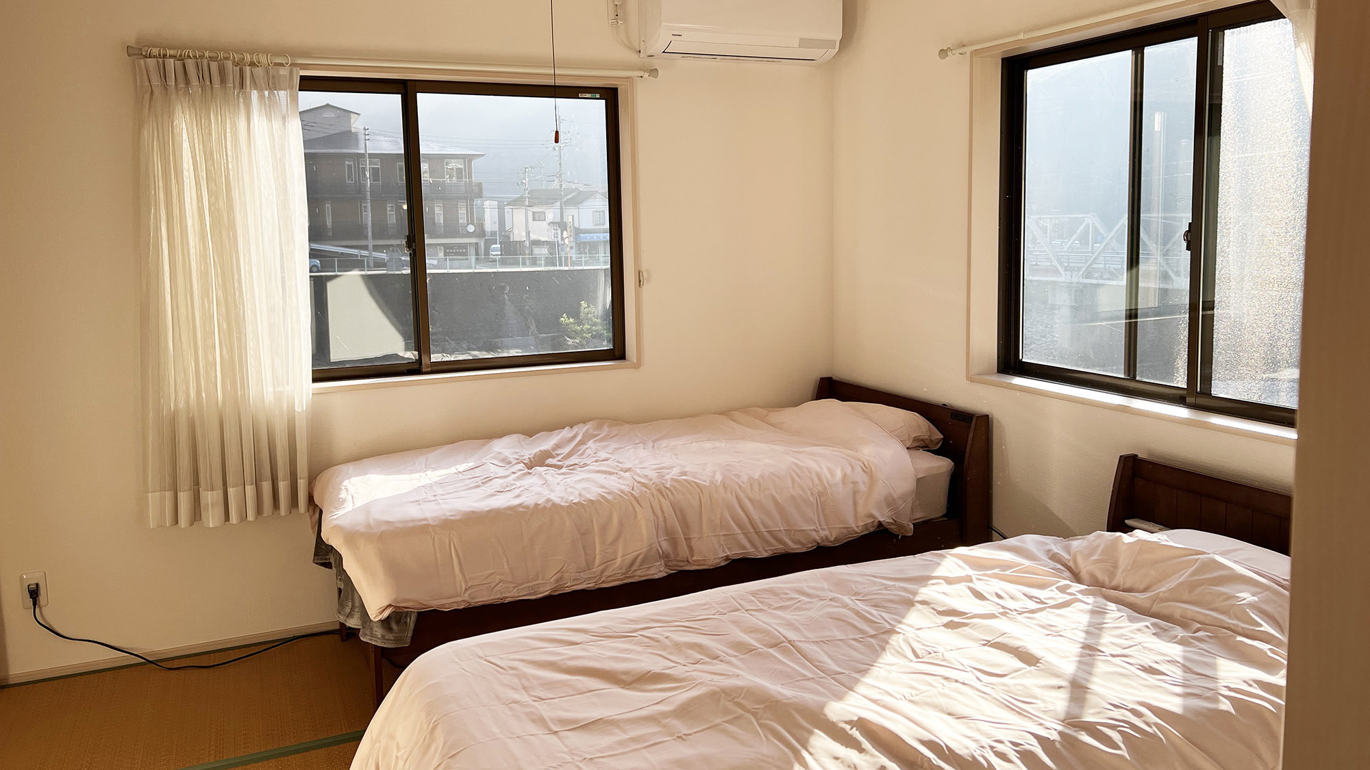 ・【寝室8畳】2ベッドのお部屋。川を眺めながらゆっくりとお寛ぎください