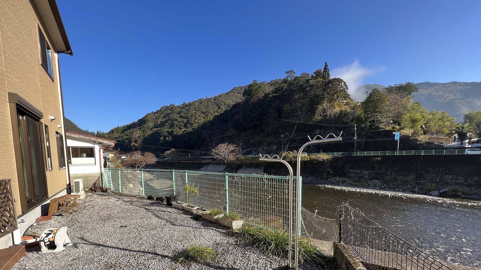 ・【前庭】川のせせらぎを聴きながらのんびりと。日々の喧騒を忘れられるひとときです