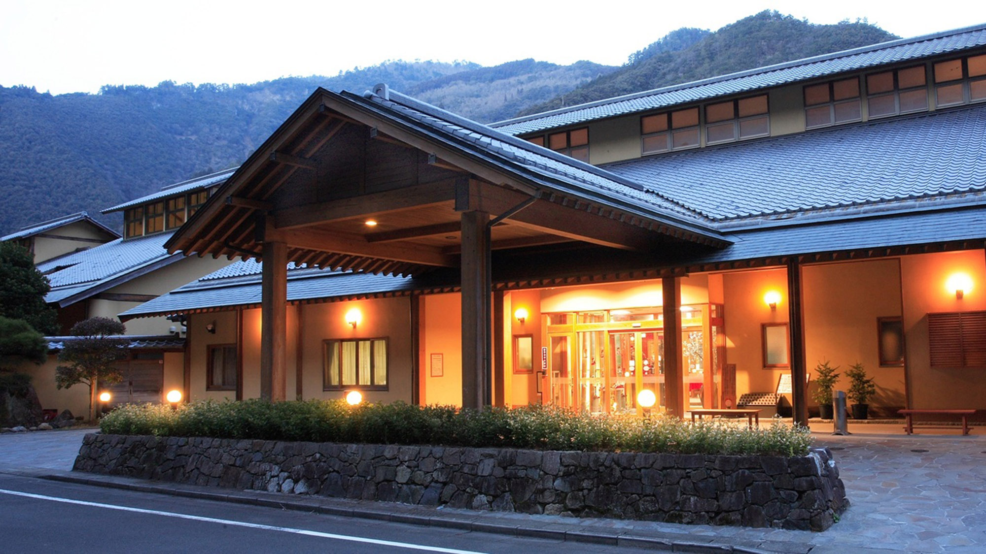 ・【周辺／西米良温泉ゆた～と】当施設から車で約5分。定休日(毎週水曜日・元旦)