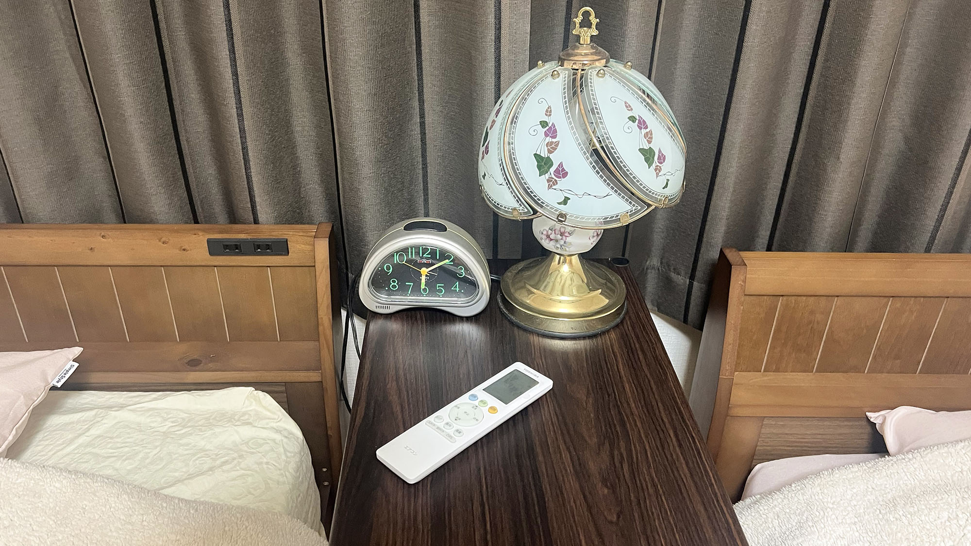 ・【寝室8畳】ベッドサイドランプ・目覚まし時計・エアコンのリモコンもあり、就寝前や寝起きも快適