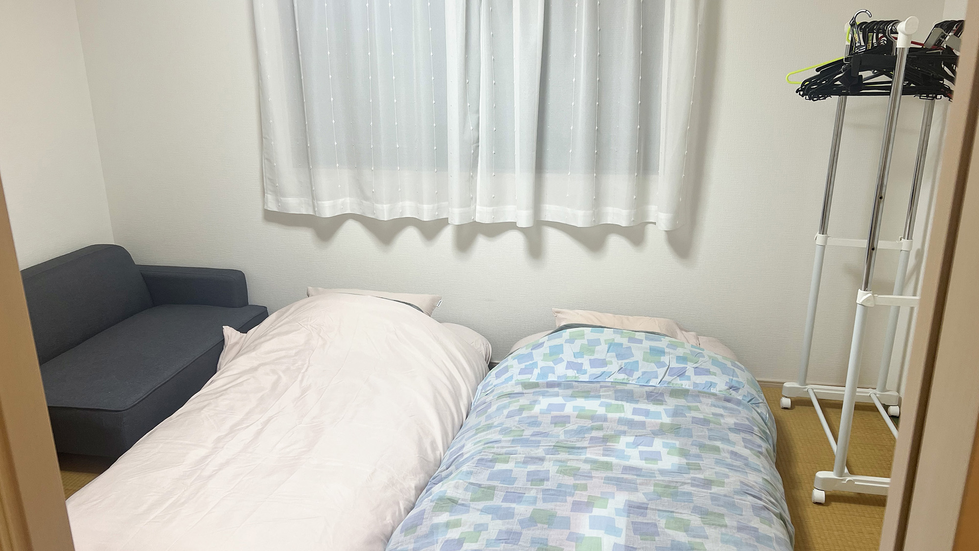 ・【寝室6畳】マットレスの上に布団を敷いてお休みください