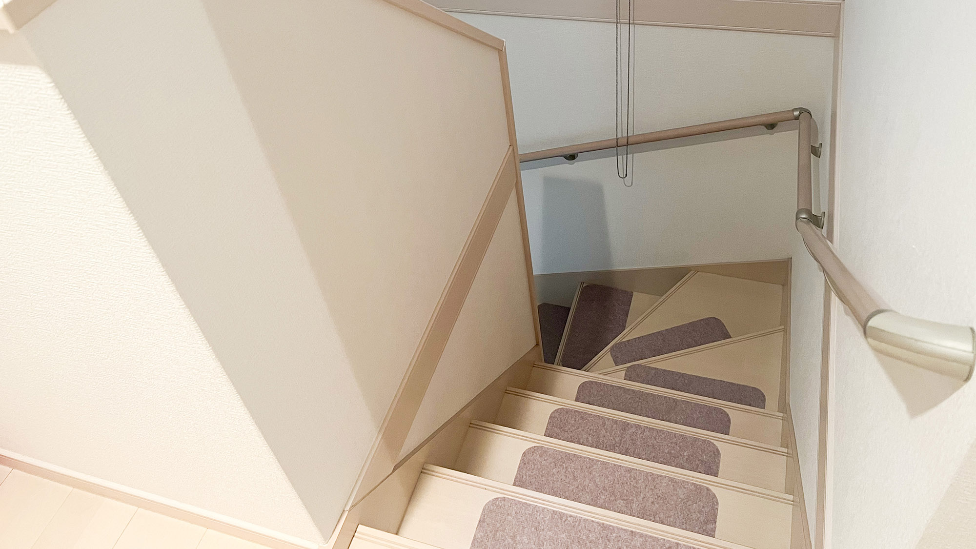 ・【階段】手すりや滑り止めも付いていて安心です