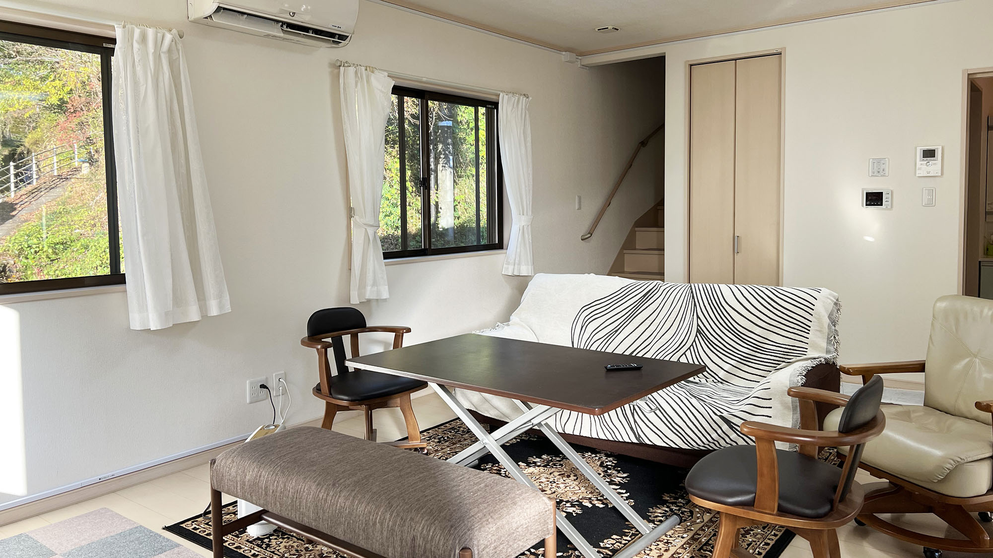 ・【リビング】大きなソファーもあり、快適な空間です