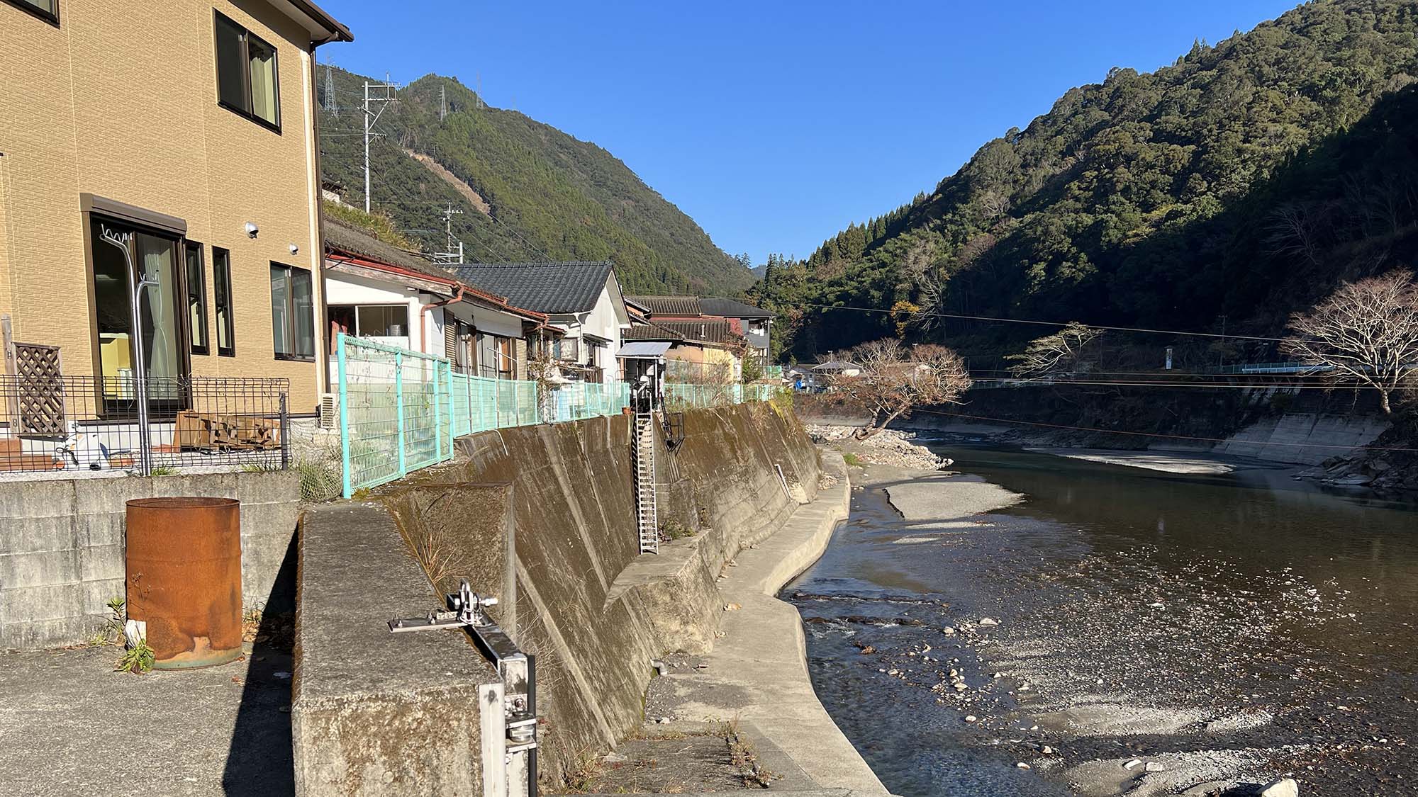 ・【周辺】宿の目の前には鮎釣りで有名な一ツ瀬川が流れます