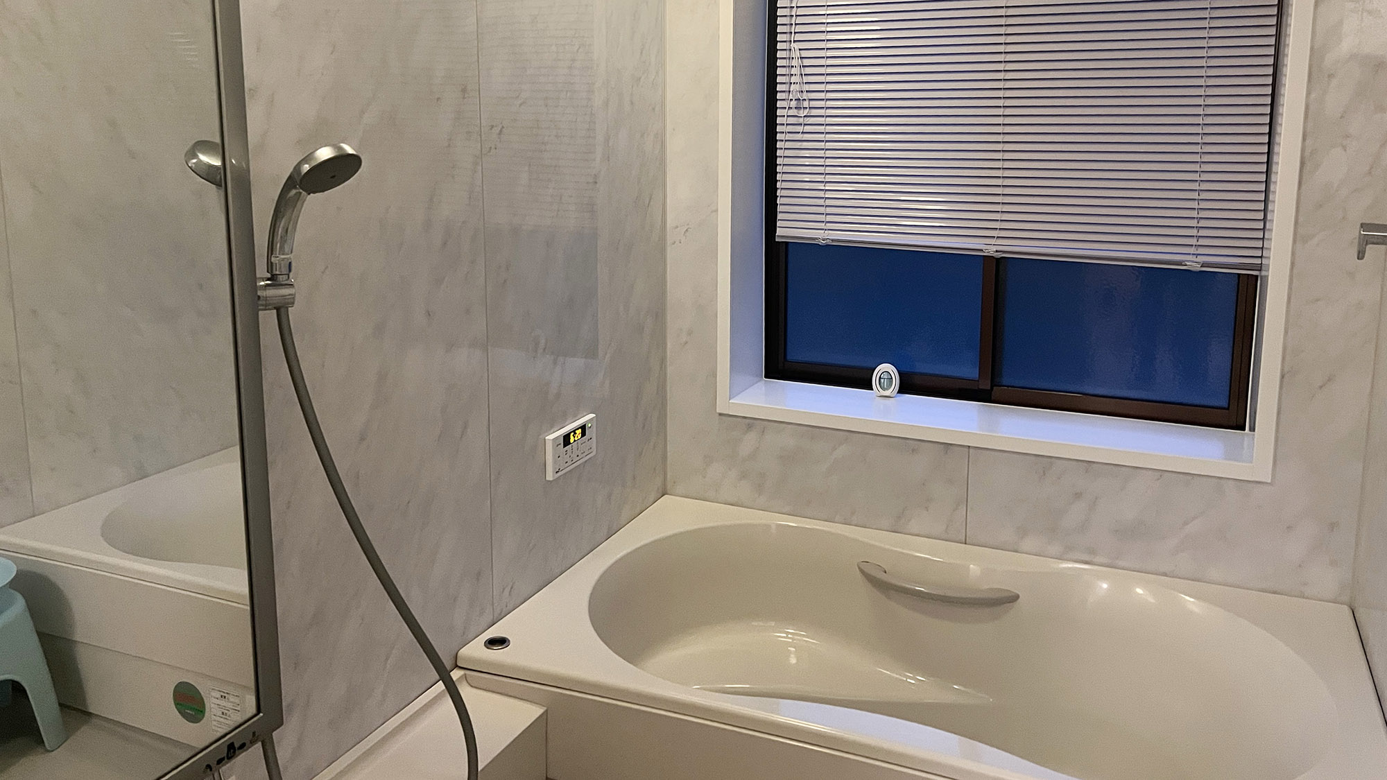 ・【バスルーム】大きな鏡もついていて便利です