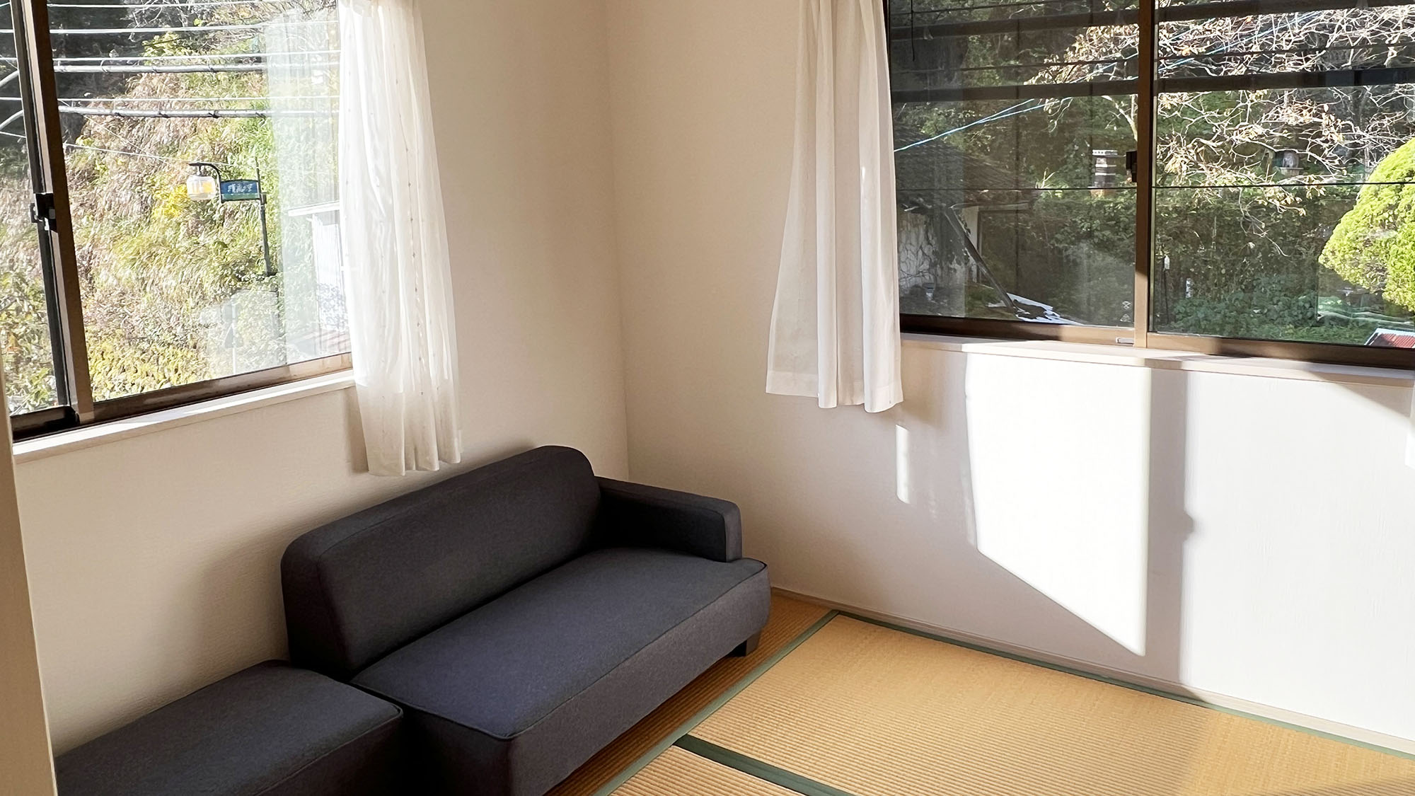 ・【寝室6畳】マットレス2台を敷いて2名様でお休みいただけるお部屋です