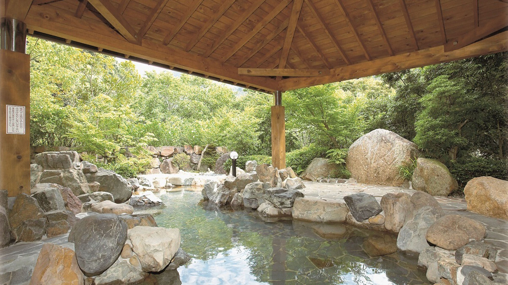 ・【周辺／西米良温泉ゆた～と】露天の岩風呂を備えた「川の湯」