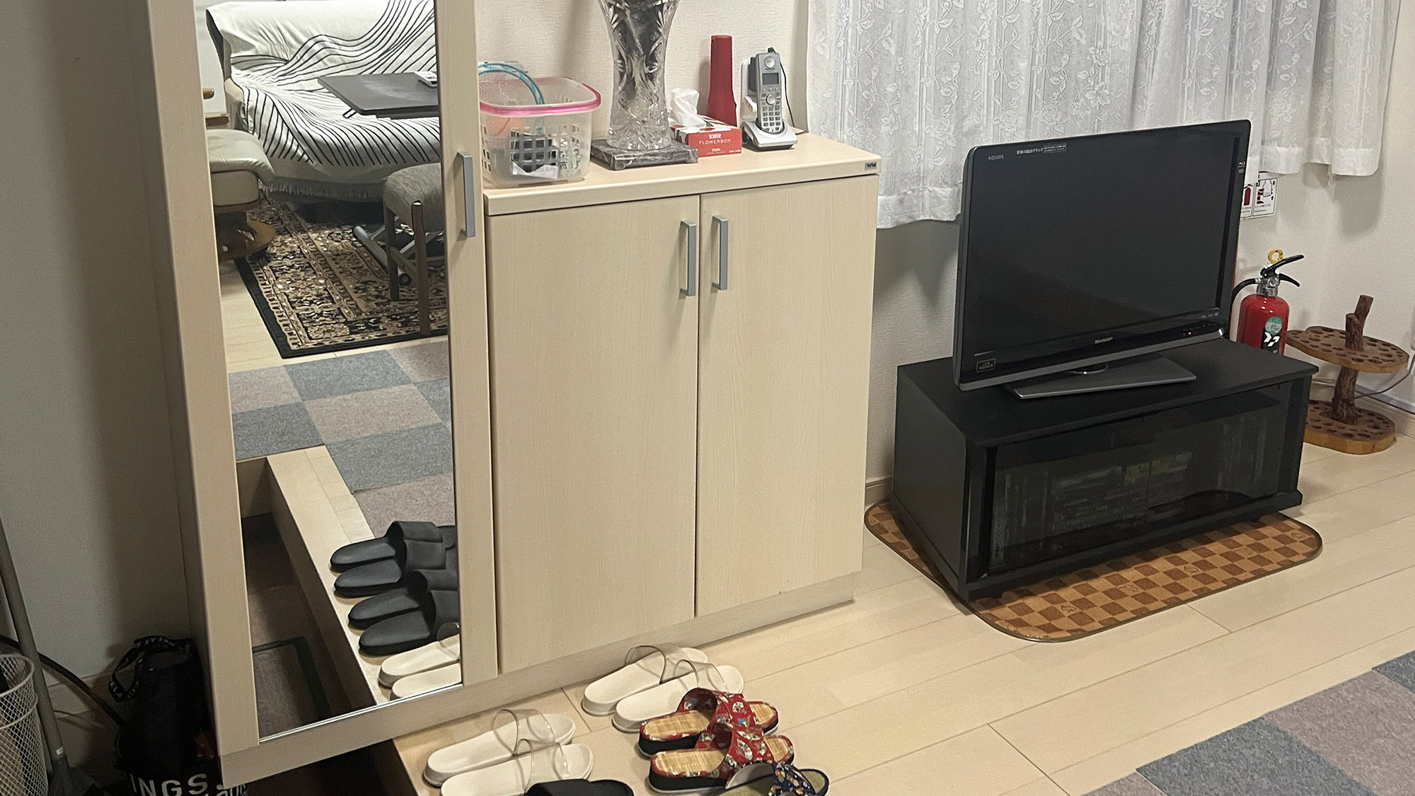 ・【玄関】姿見もあり、お出かけ前に身支度を整えることができます