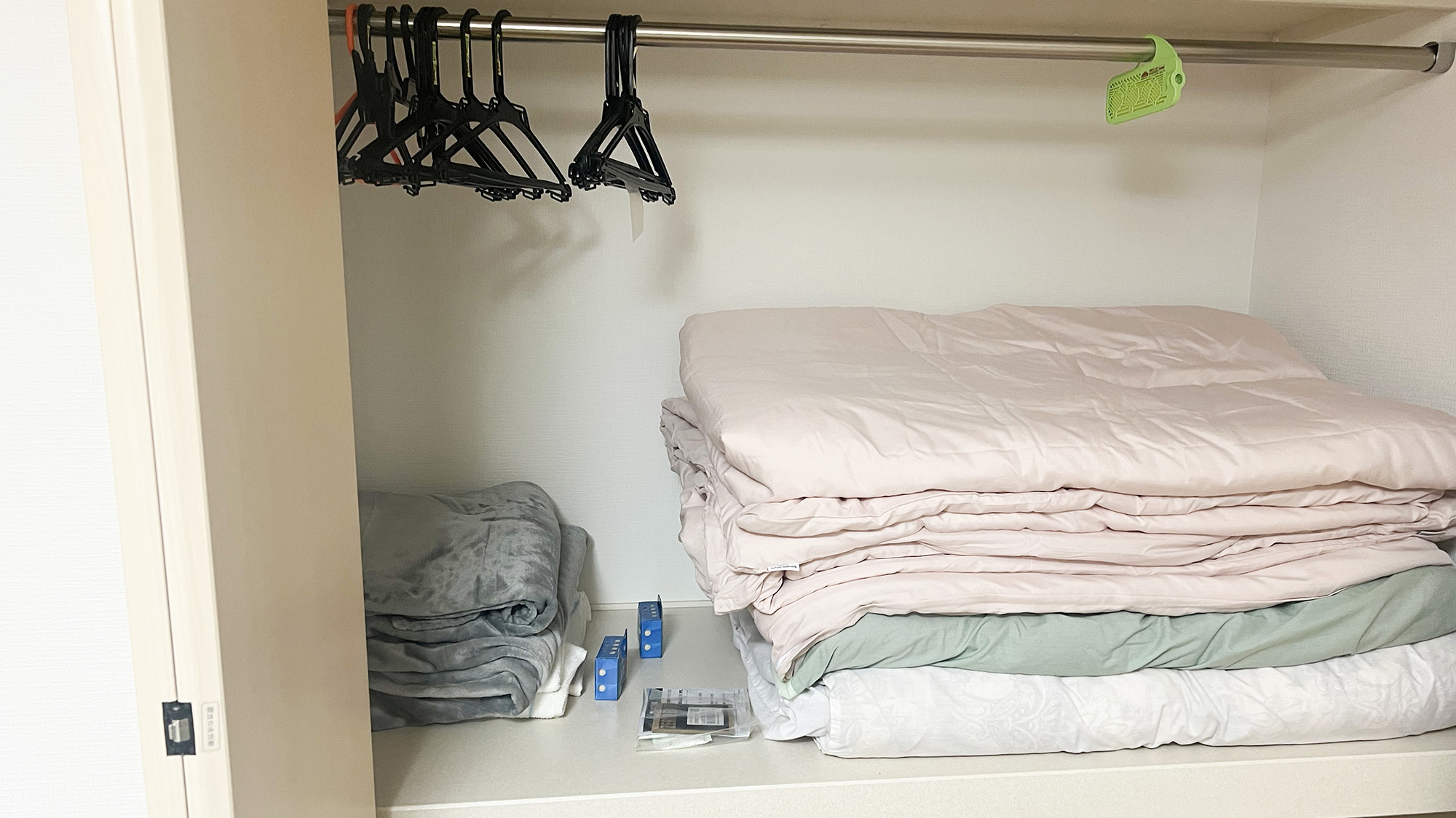・【設備】クローゼット内に寝具のご用意もございます
