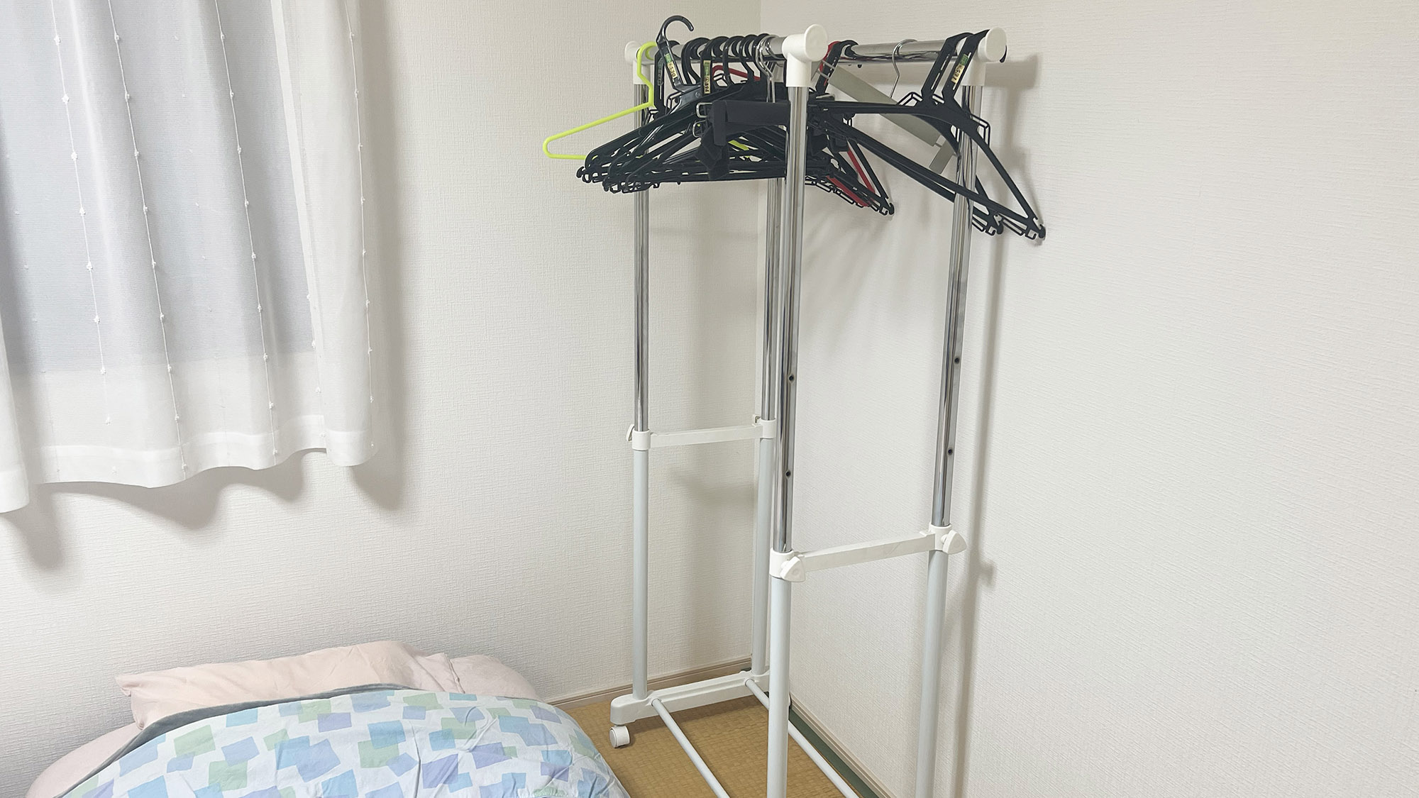 ・【寝室6畳】ハンガーラックを設置。衣類を掛けてお部屋もスッキリ