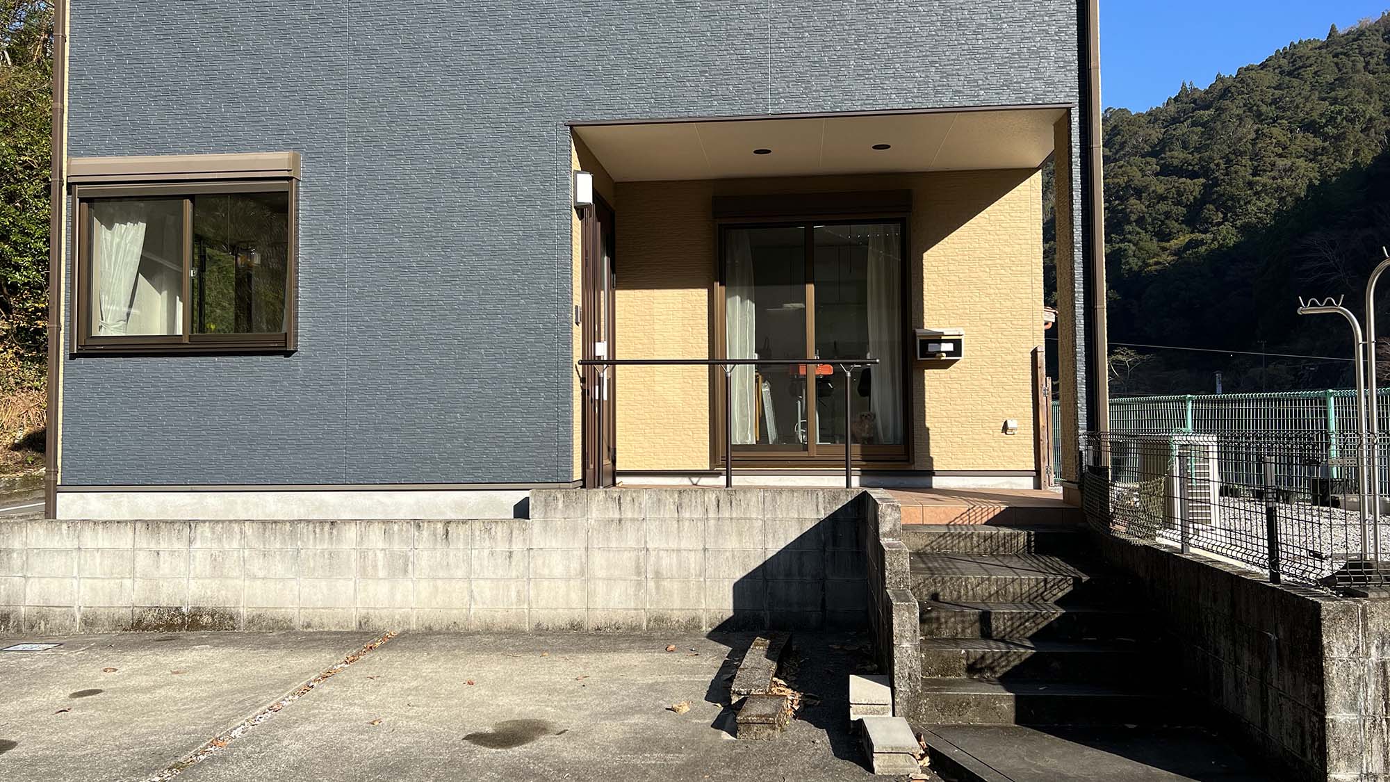 ・【エントランス】こちらからお入りください。事前にお伝えする暗証番号を入力して鍵を開錠します