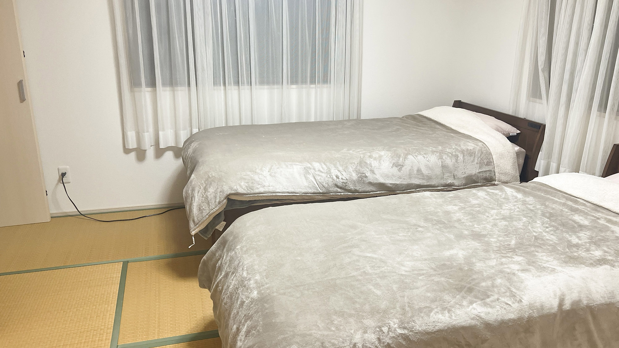 ・【寝室8畳】コンセントは足元とベッドのヘッドボードにもあり、携帯電話の充電等にご利用ください