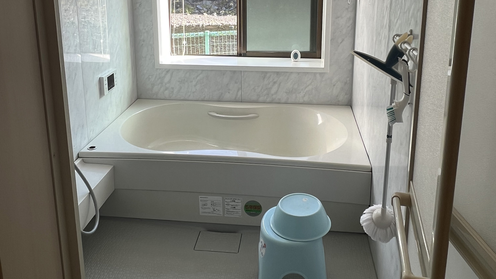 ・【バスルーム】大きな浴槽でごゆっくり疲れをお取りください