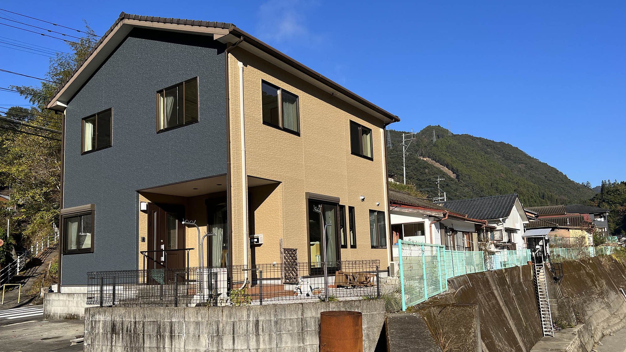 ・【外観】熊本県の県境近く、西米良村の一ツ瀬川沿いに佇む一棟貸しの宿です