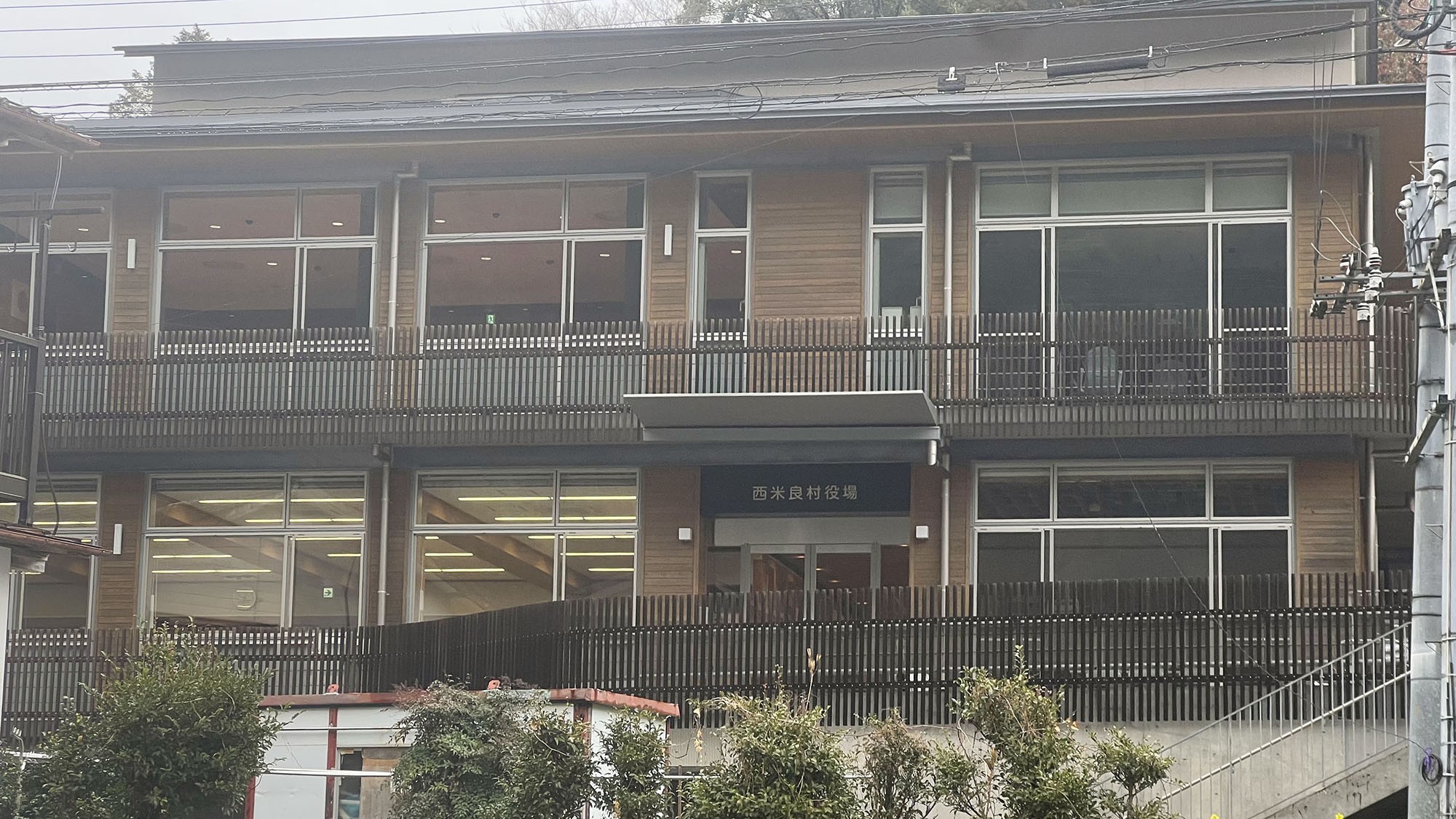 ・【周辺】当施設の川向かいに西米良村役場がございます