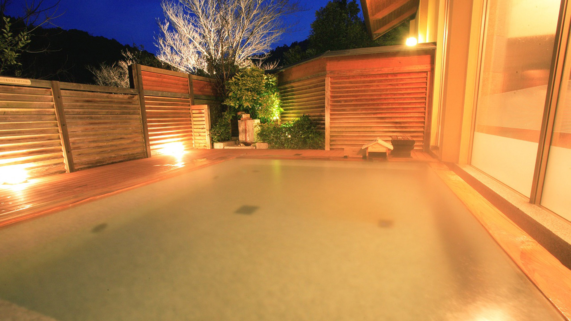 ・【周辺／西米良温泉ゆた～と】お肌がスベスベになる美人湯(ナトリウム炭酸水素塩温泉)と評判です