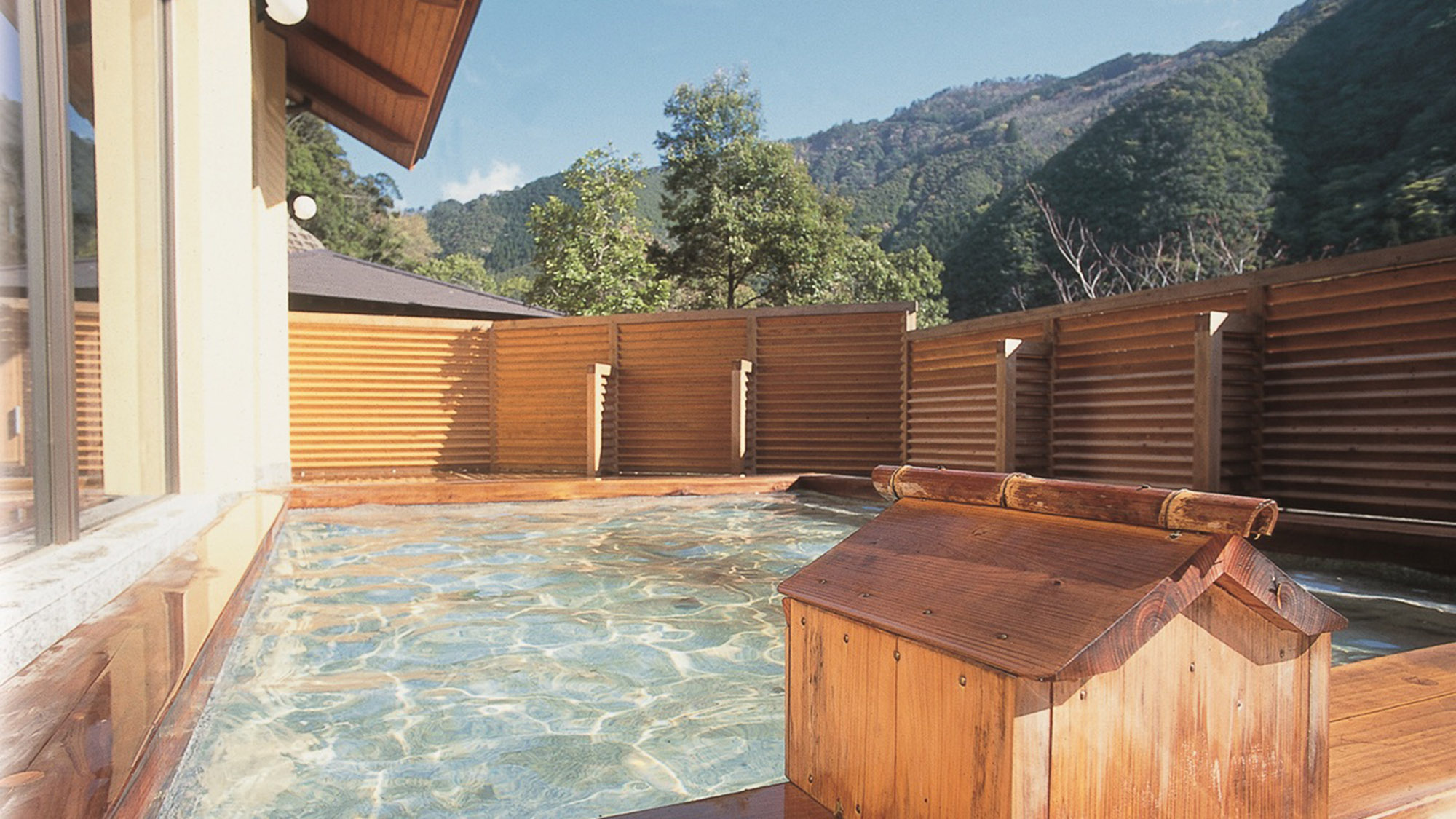 ・【周辺／西米良温泉ゆた～と】露天のヒノキ風呂を備えた「陽の湯」