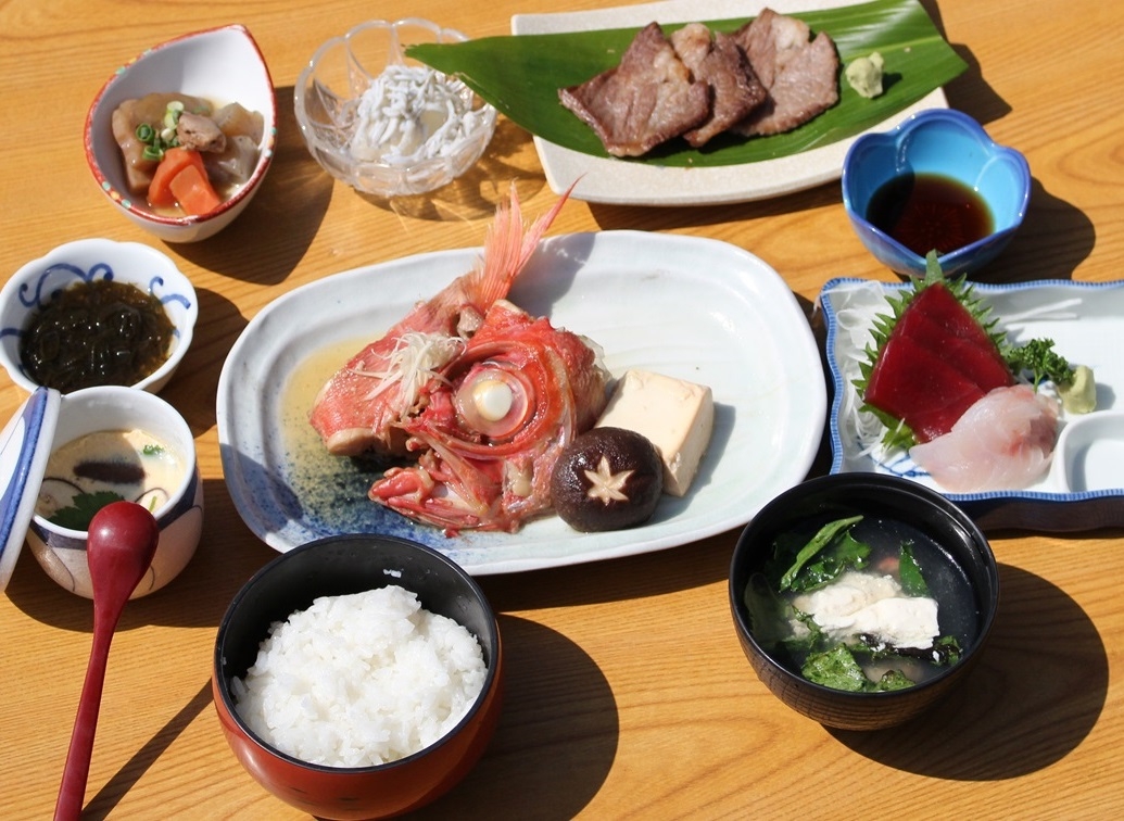 【2食付き・個室】厳選した食材をふんだんに用いた夕食＆宿の朝ごはん付き　伊豆大島で過ごす寛ぎの休日
