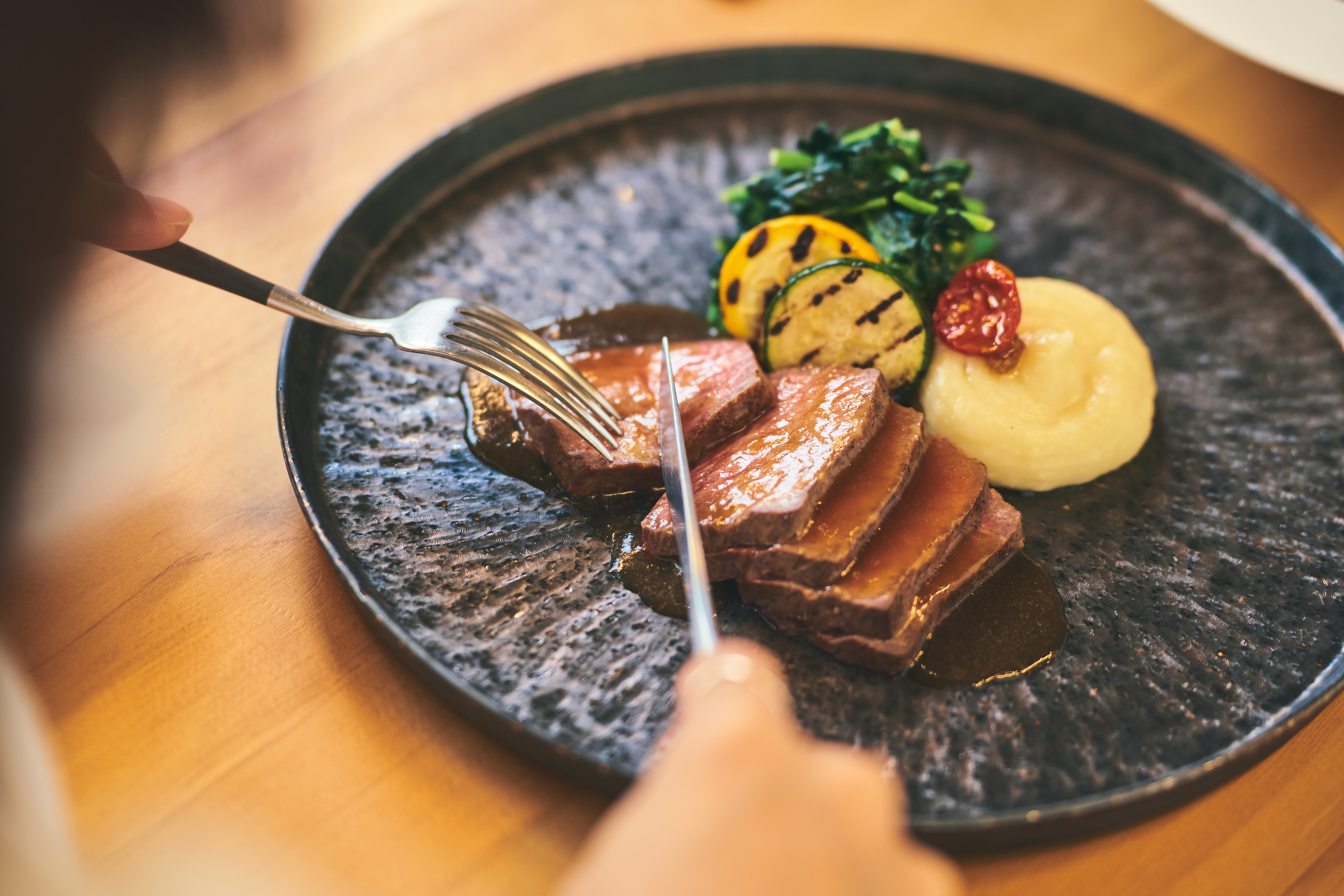 夕食イメージ / こだわりの薪火料理に舌鼓を打つ