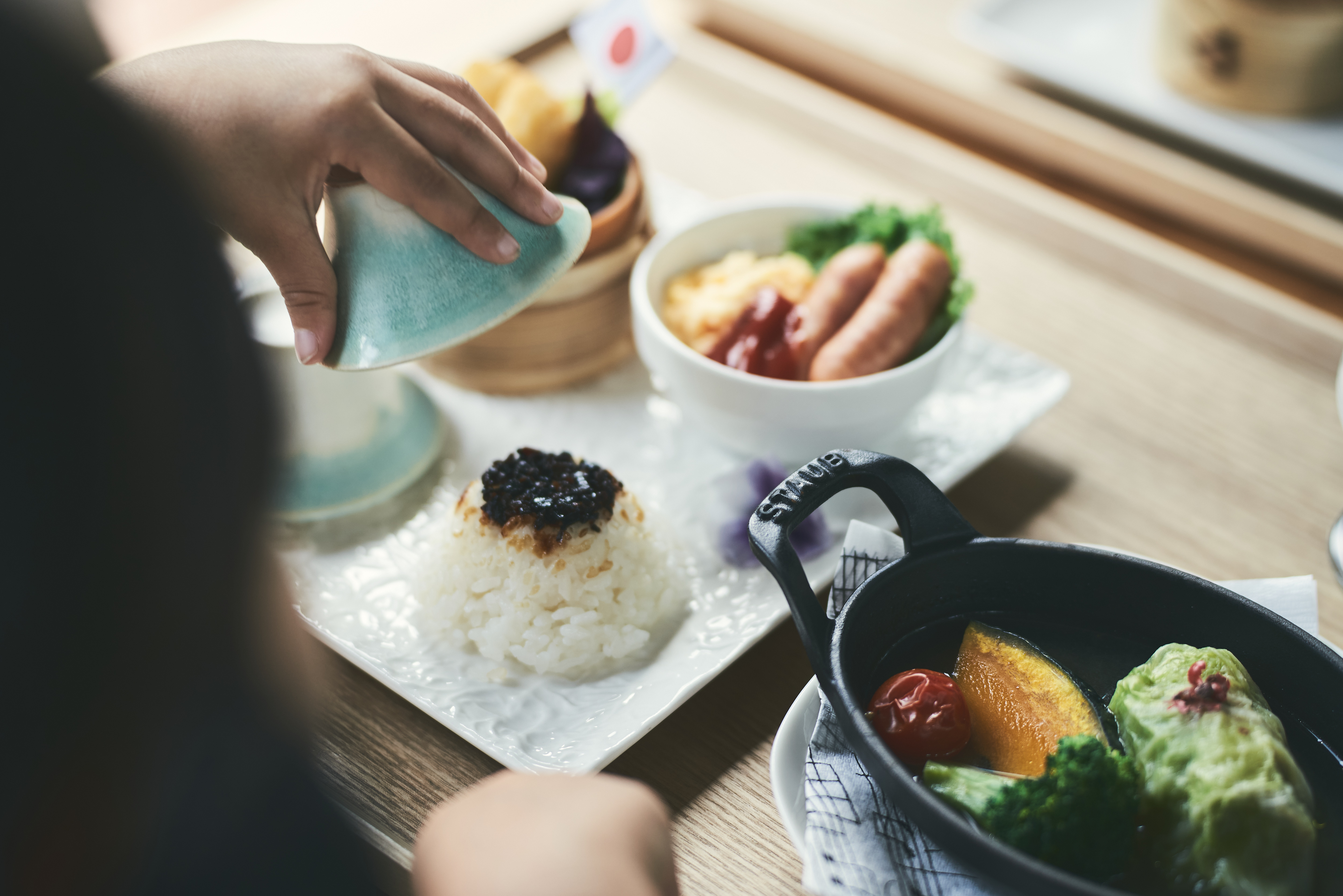 【お子様用朝食】富士山の器の下には、何があるかな。あ！ごはんだ！