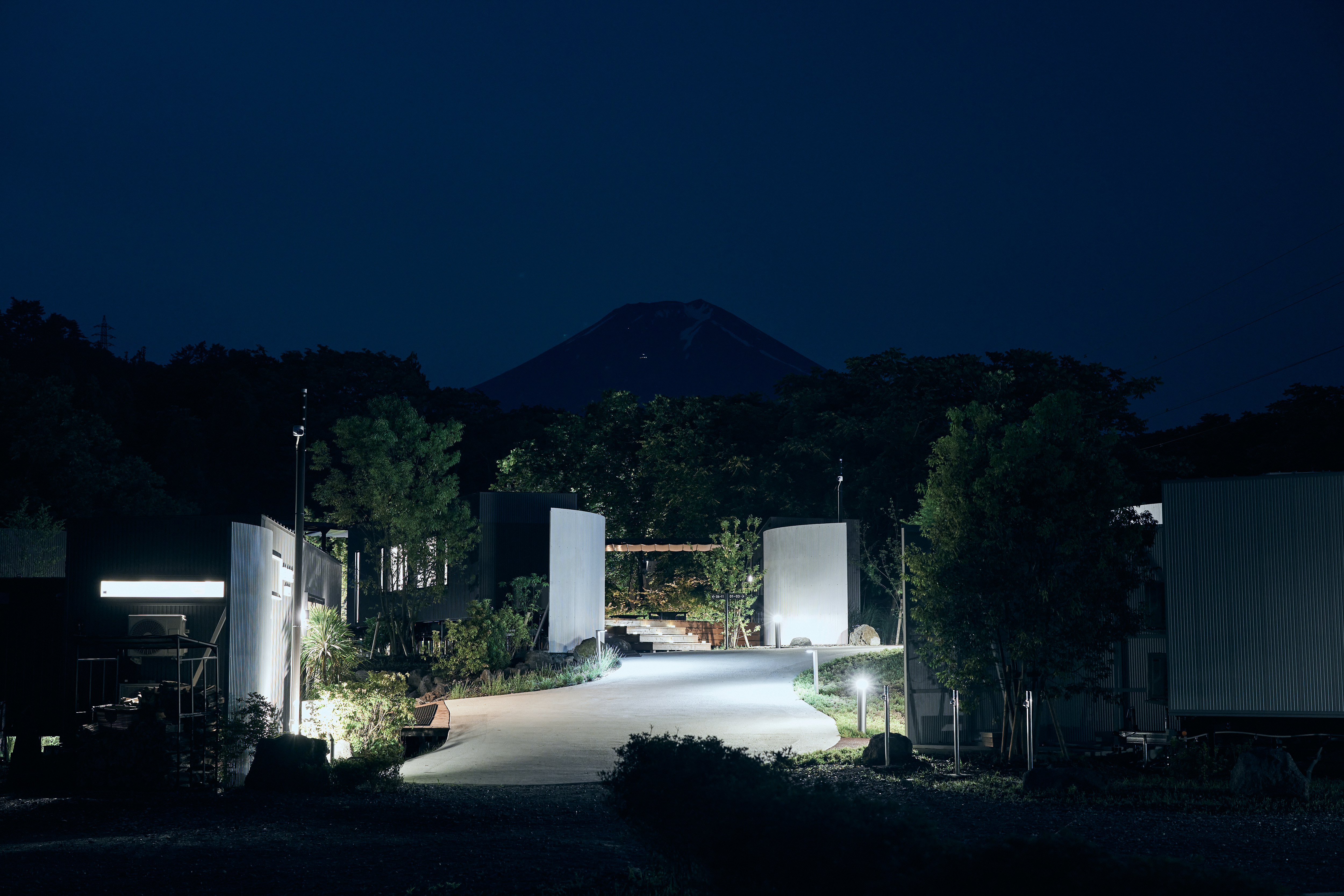 富士山と夜間ライトアップ