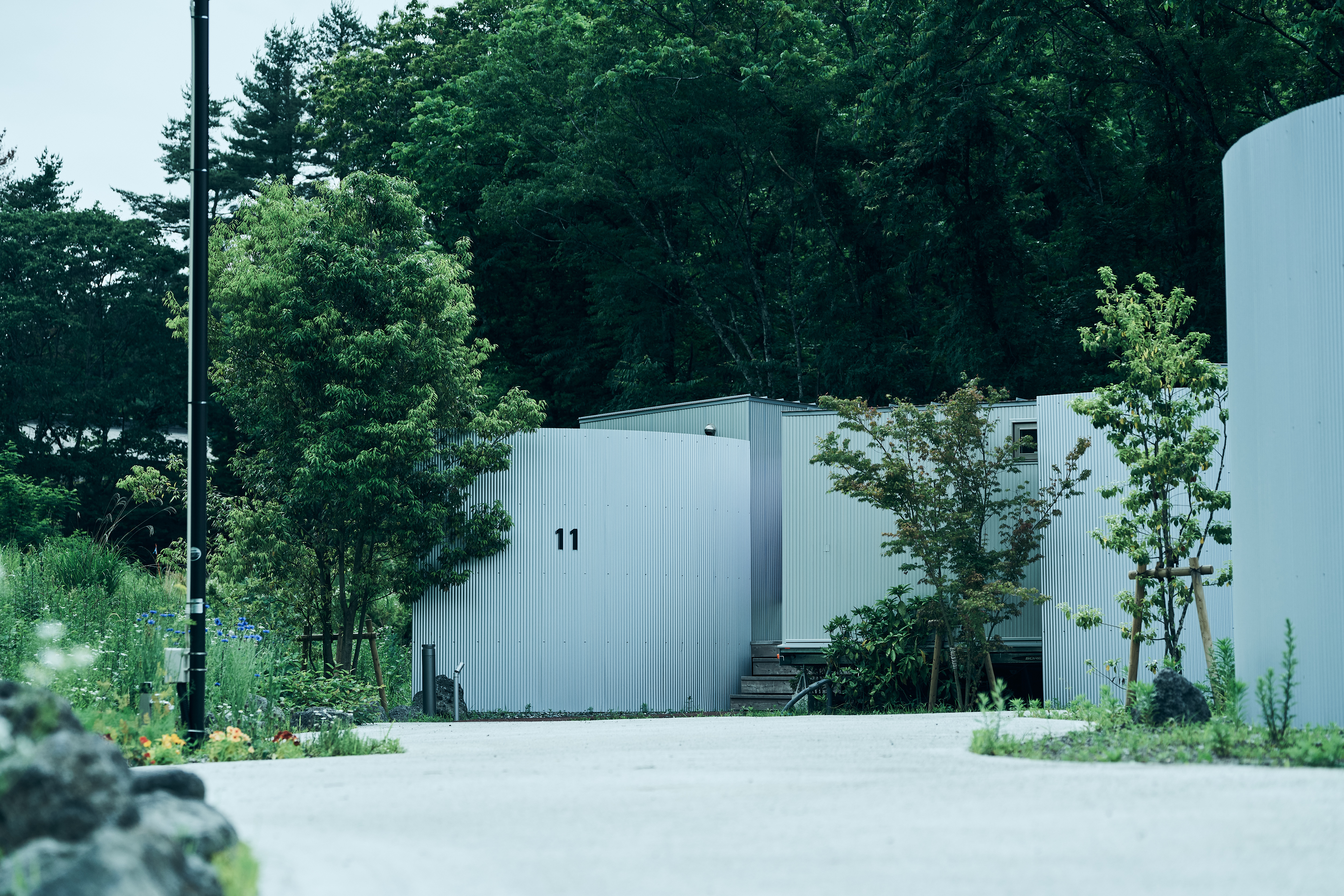 自然に溶け込むように佇むヴィラ