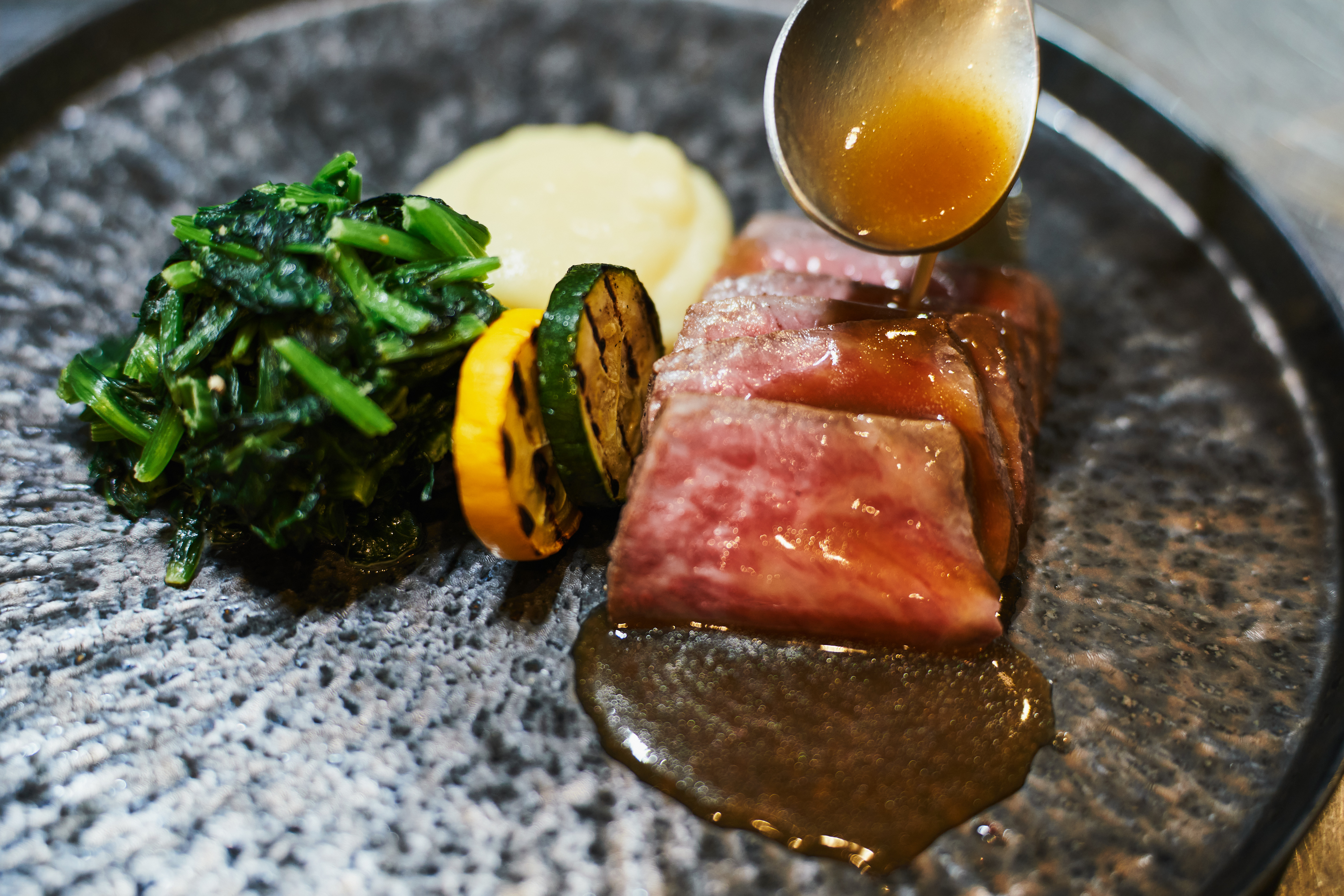 【夕食】山梨の旬の食材をふんだんに使用した薪火料理を提供。独特な香りと風味を楽しめます。