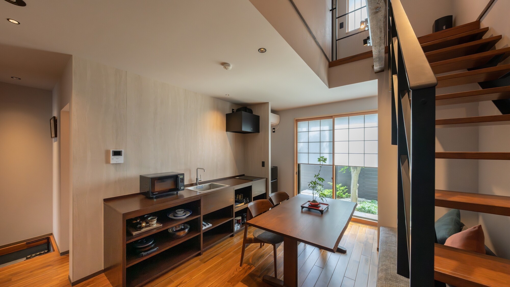 【気軽な素泊り】地元の飲食店を食べ歩いたり・簡易キッチンで地元ならではの食材を使って料理も楽しめます