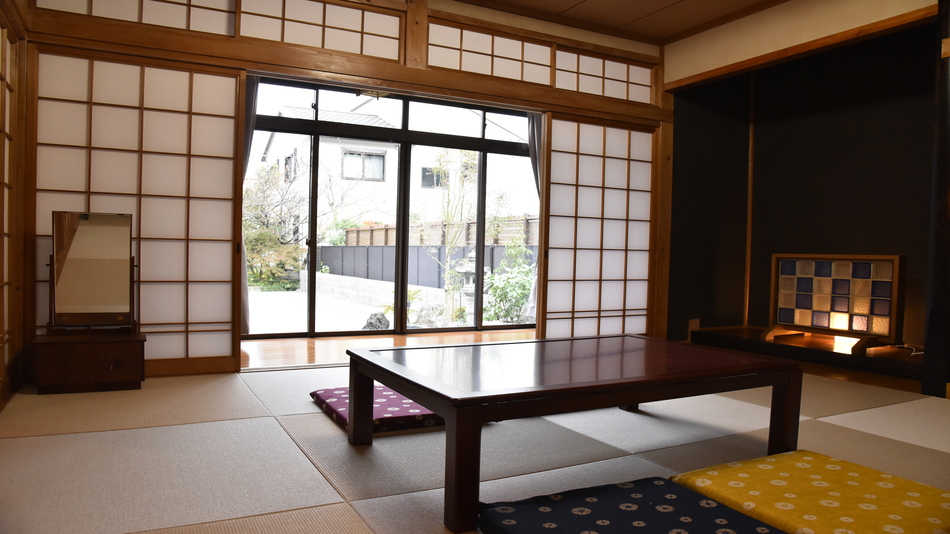 明るい日がさす和室