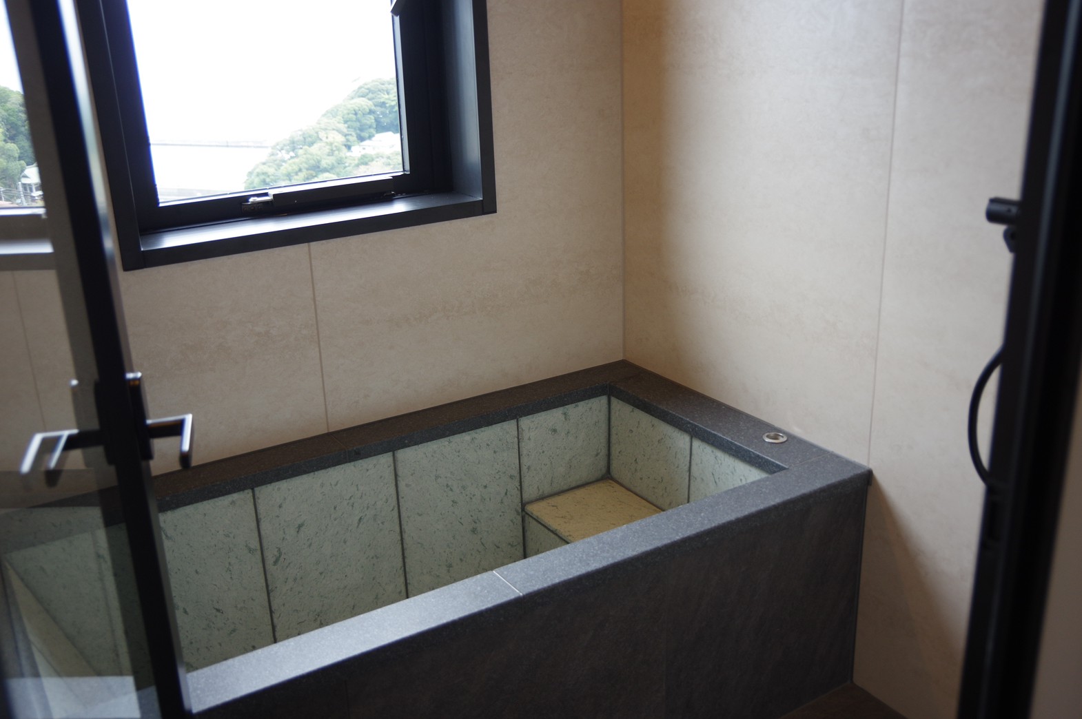 客室バスタブ