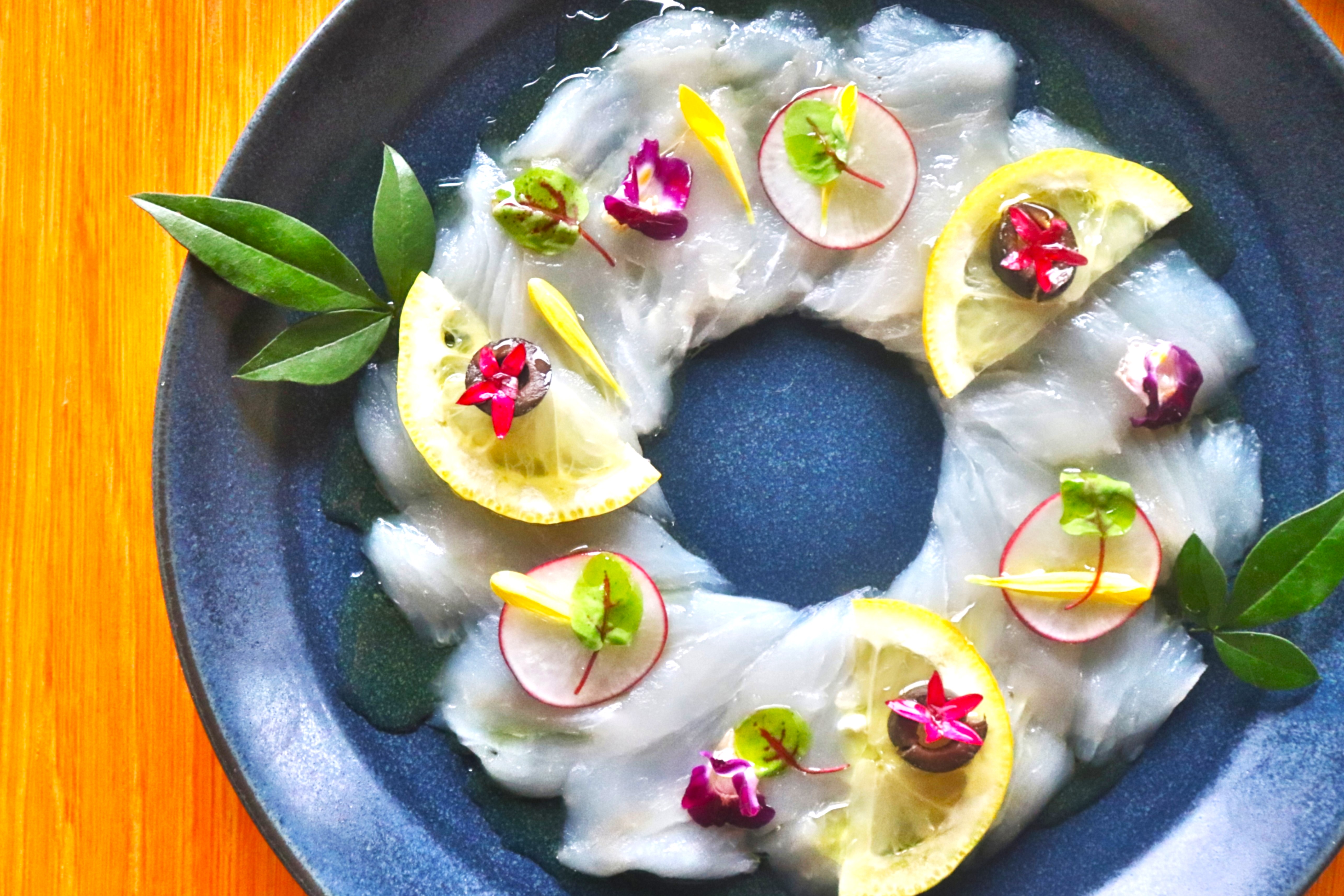 通常のオードブルに地魚カルパッチョを加えた2種盛りにアップグレード