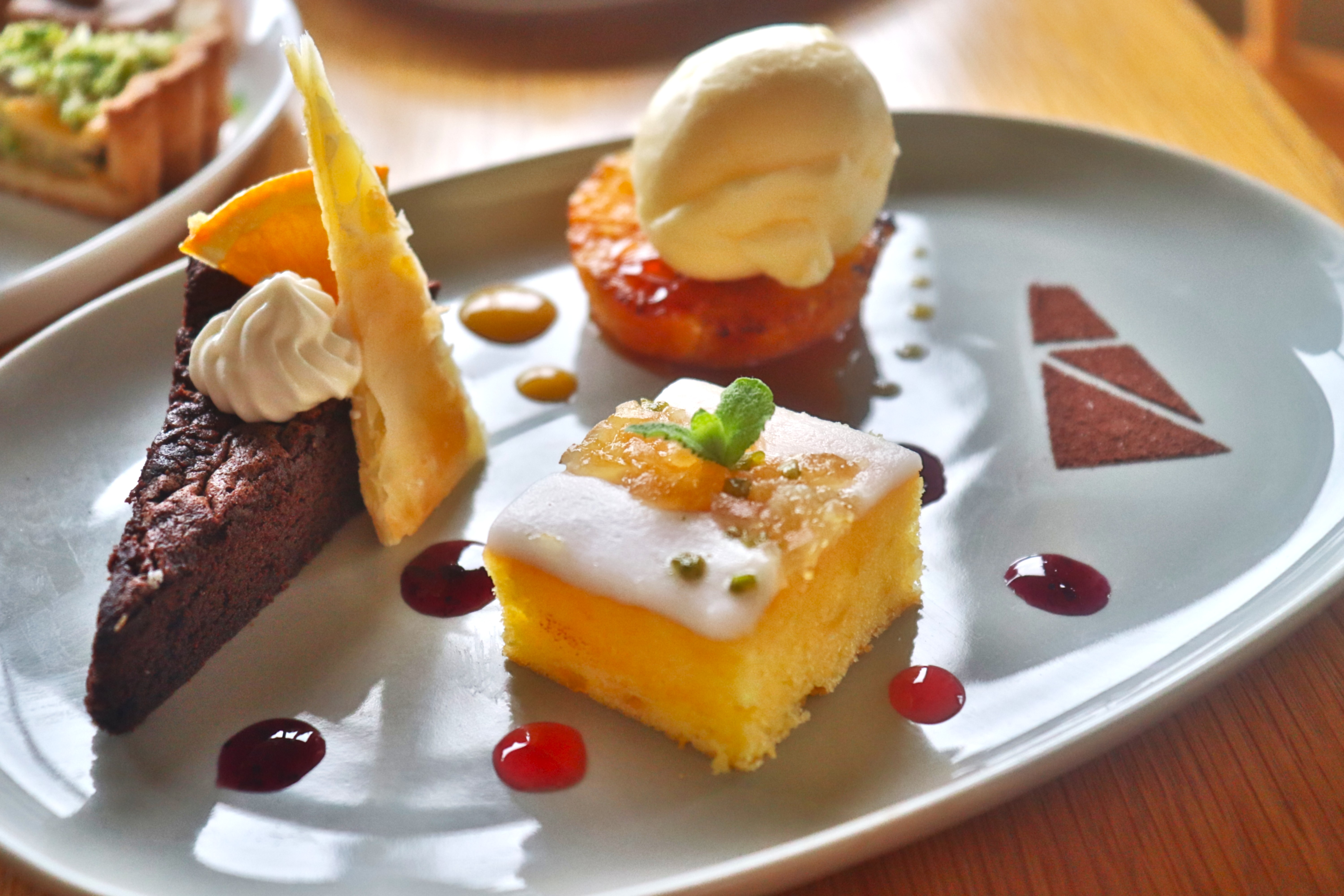 華やかに盛り付けたデザートプレート