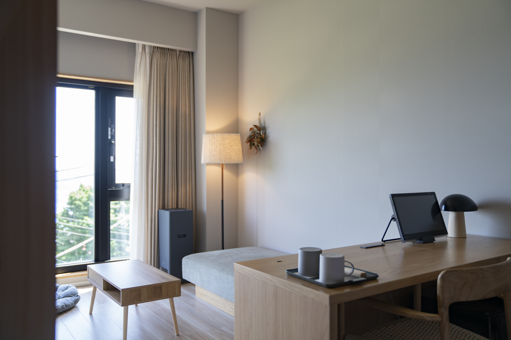 【海が見える ドッグルーム】海を眺めながら作業ができるデスクがあるのも特徴的