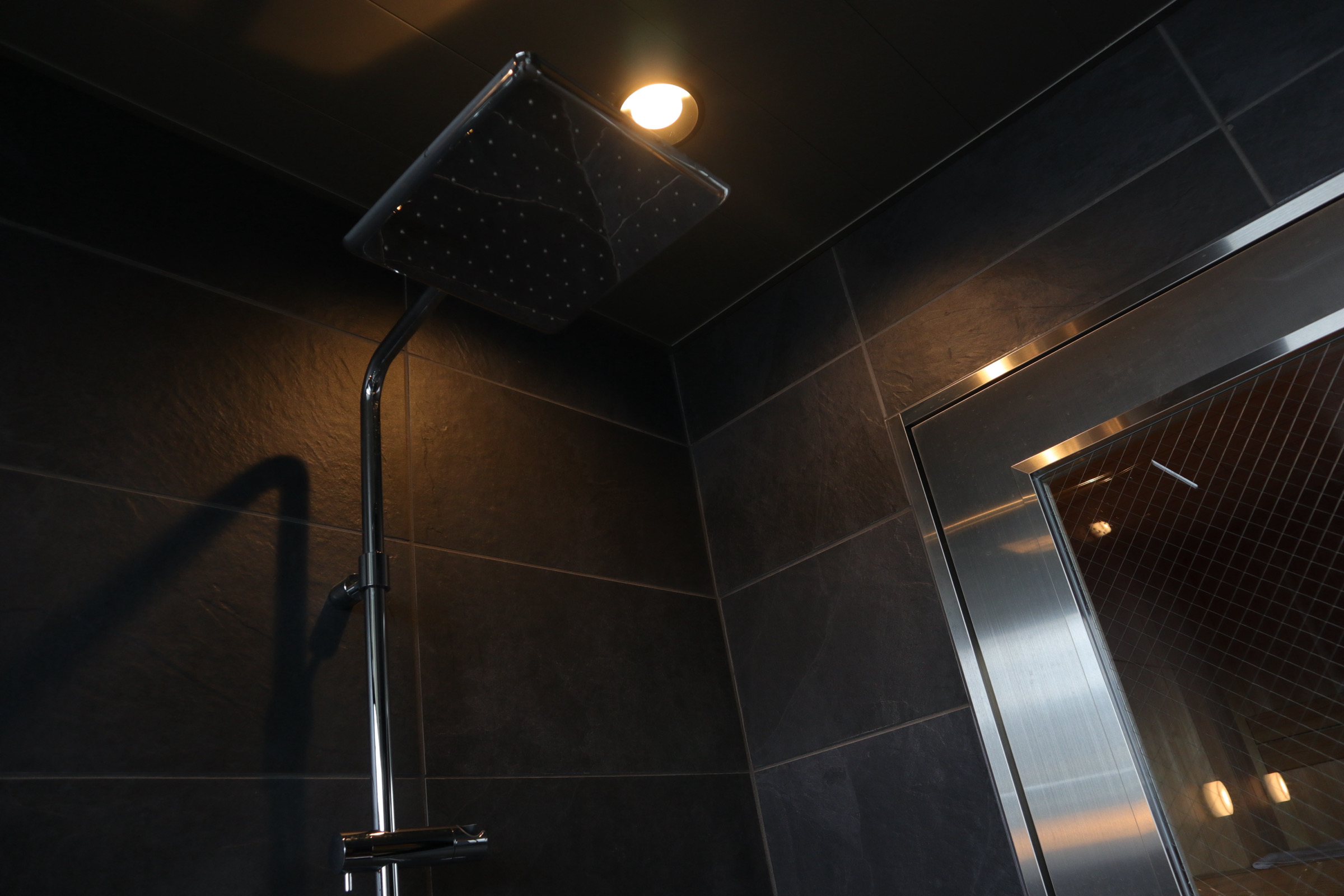 【LARGE BATH+SAUNA】　貸切大浴場は、サウナ付きの贅沢空間。