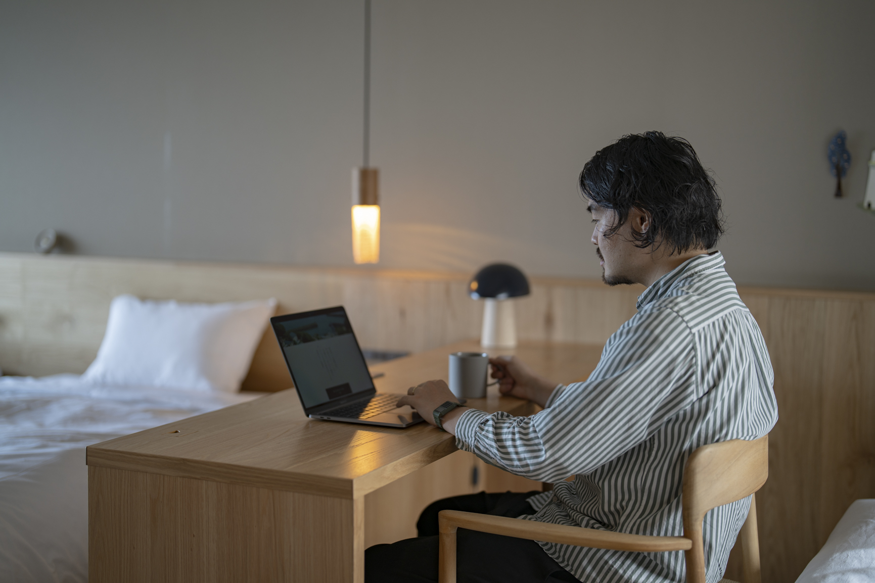 【海が見える デラックスルーム】海を眺めながら作業ができるデスクがあるのも特徴的です。