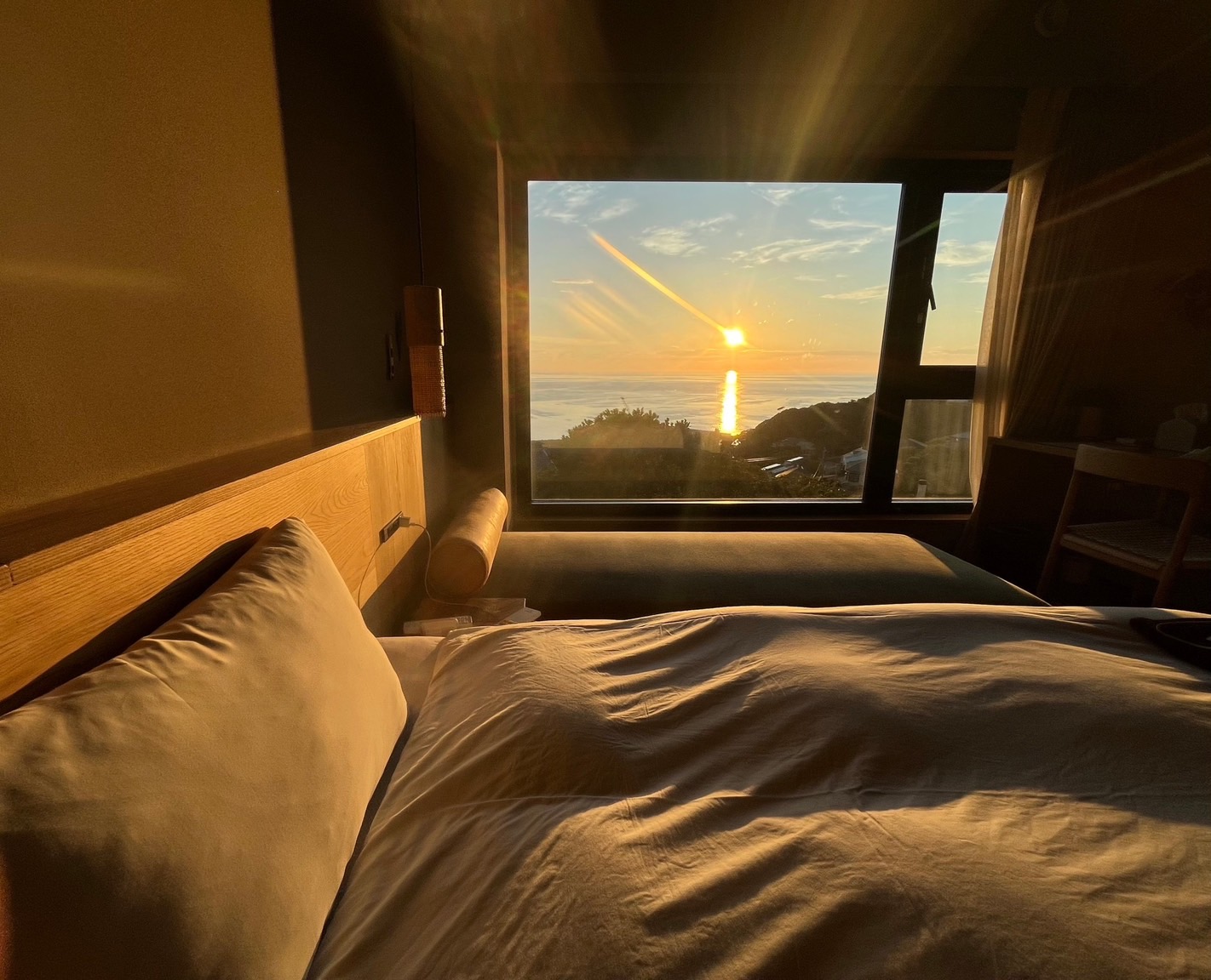 冬の時期にはお部屋の窓から朝日を眺められる。