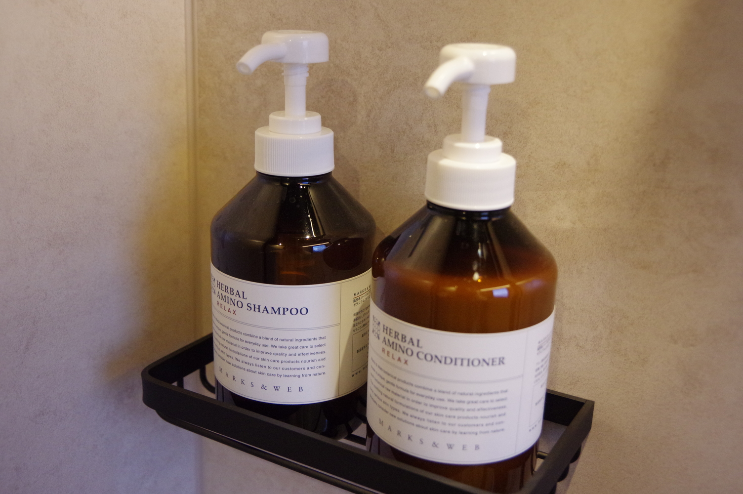 ホテルのアメニティには「MARKS&WEB」を採用。