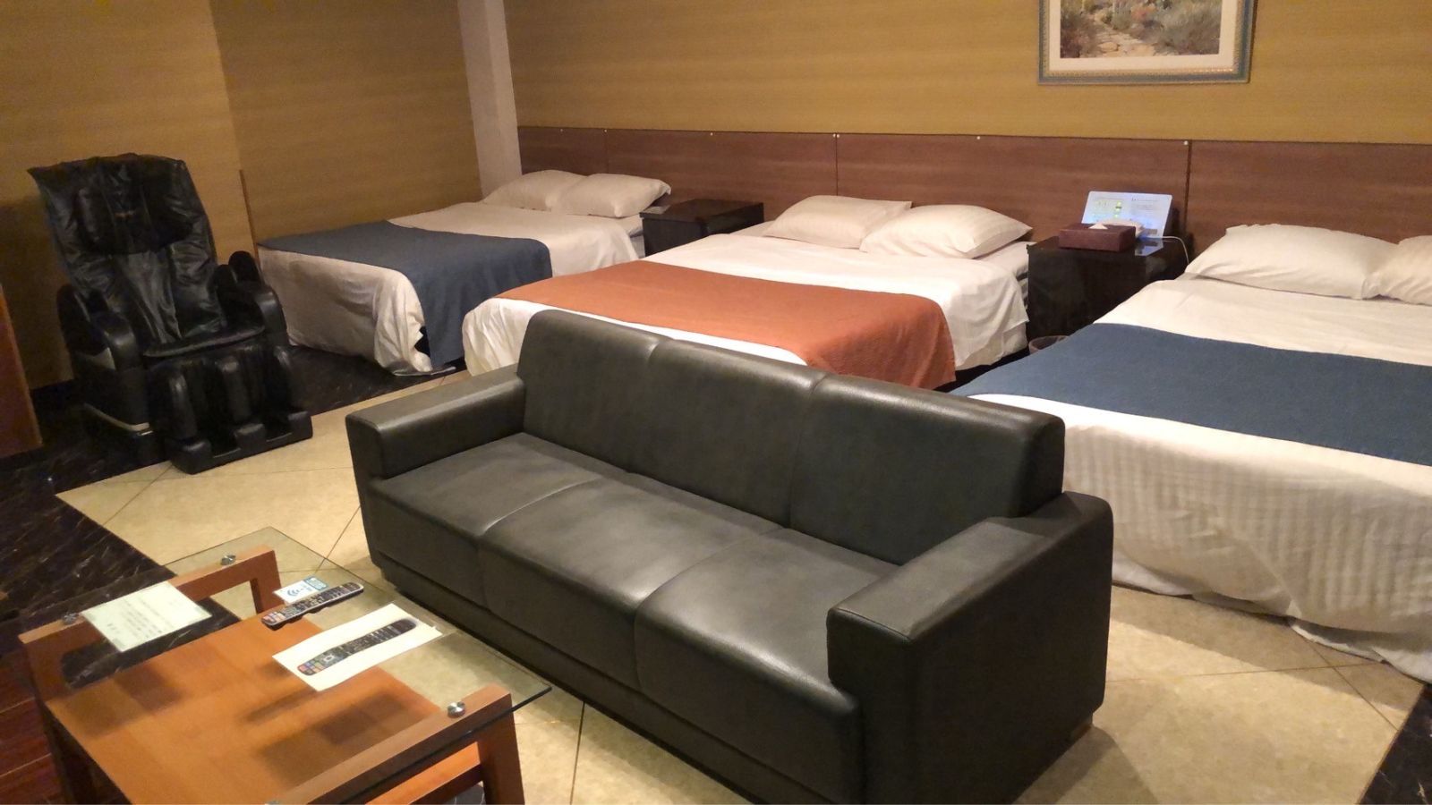 【プレミアムトリプル】贅沢なベッド3台とソファで、くつろぎのひとときを。